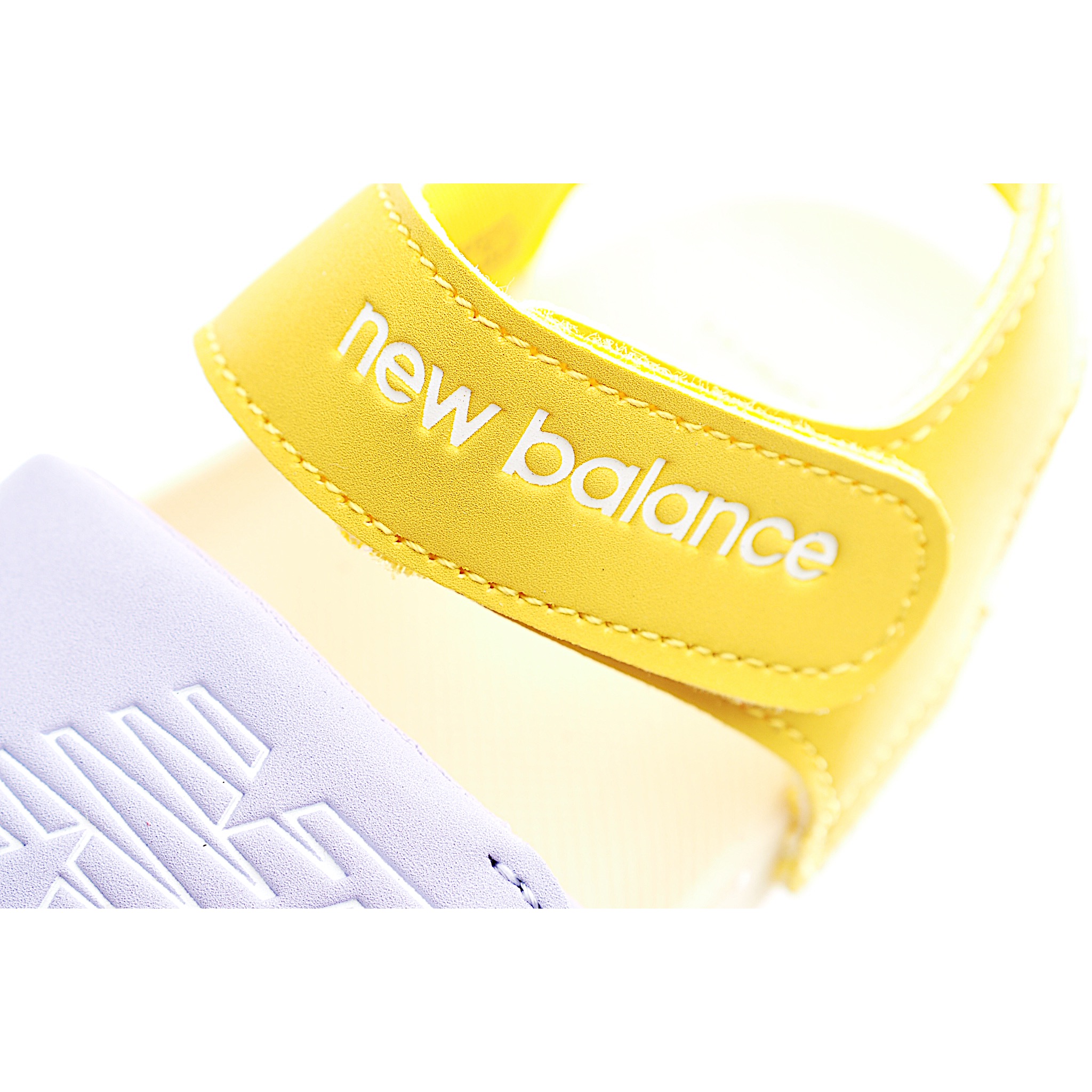 图片[5]-鞋身采用简洁的色彩进行搭配，缔造简洁利落外观和出众脚感，结合缓震与弹性的全新鞋底技术。具有魔术贴调节装署，稳固的后跟设计，软弹舒适不易磨脚，橡胶鞋底配合防滑纹路设计，平稳抓地。 尺码：22.5-37 货号：紫黄色-选品中心