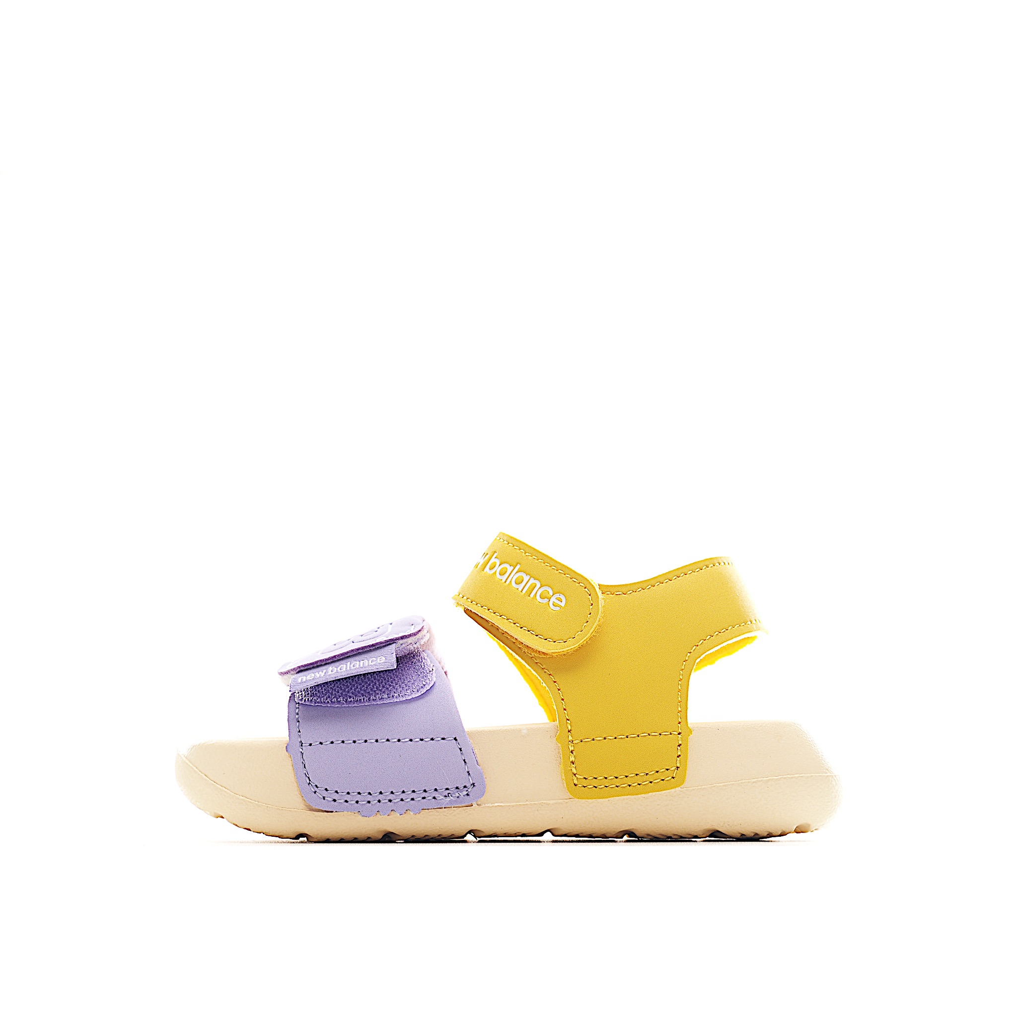 鞋身采用简洁的色彩进行搭配,缔造简洁利落外观和出众脚感,结合缓震与弹性的全新鞋底技术。具有魔术贴调节装署,稳固的后跟设计,软弹舒适不易磨脚,橡胶鞋底配合防滑纹路设计,平稳抓地。 尺码:22.5-37 货号:紫黄色-选品中心