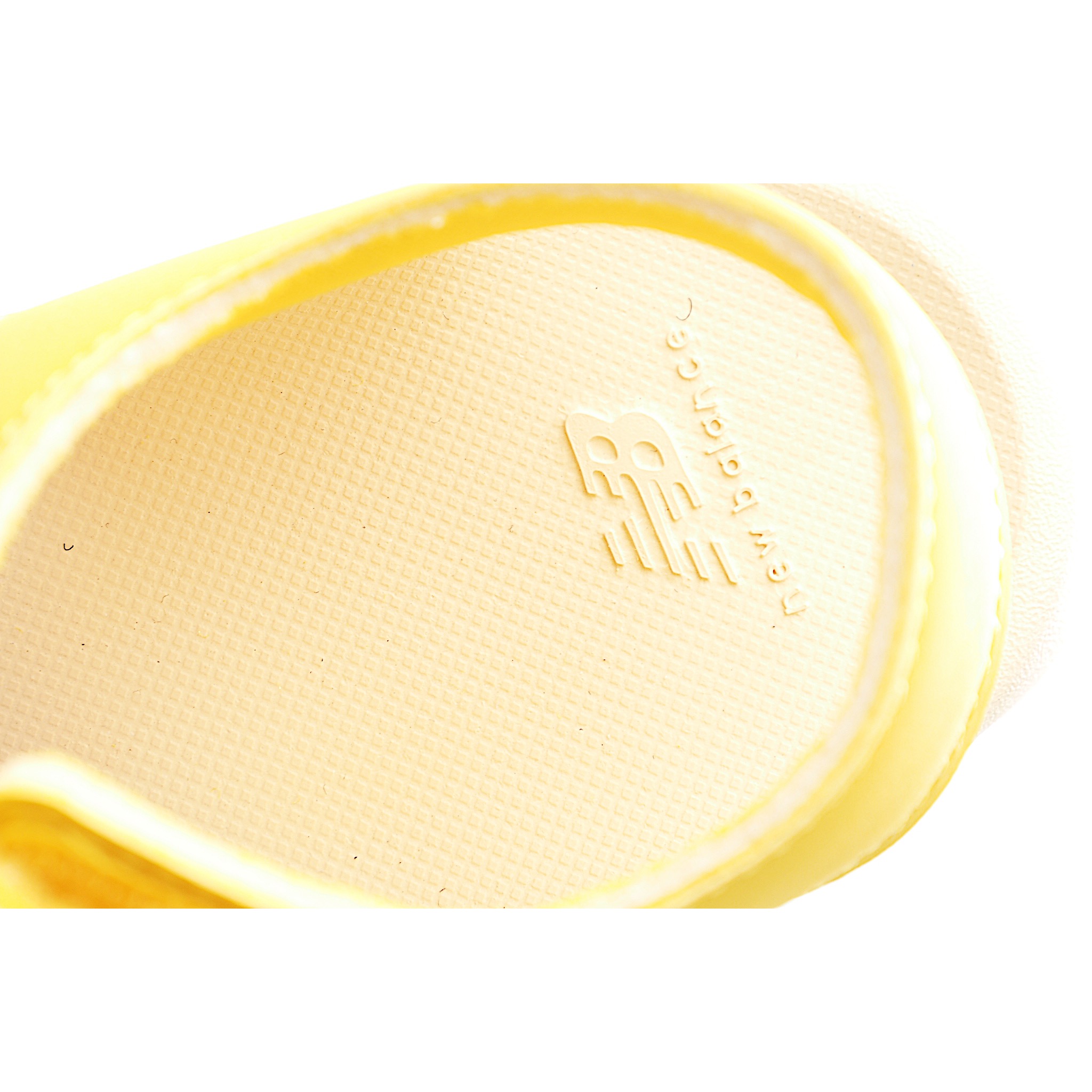 图片[9]-鞋身采用简洁的色彩进行搭配，缔造简洁利落外观和出众脚感，结合缓震与弹性的全新鞋底技术。具有魔术贴调节装署，稳固的后跟设计，软弹舒适不易磨脚，橡胶鞋底配合防滑纹路设计，平稳抓地。 尺码：22.5-37 货号：紫黄色-选品中心