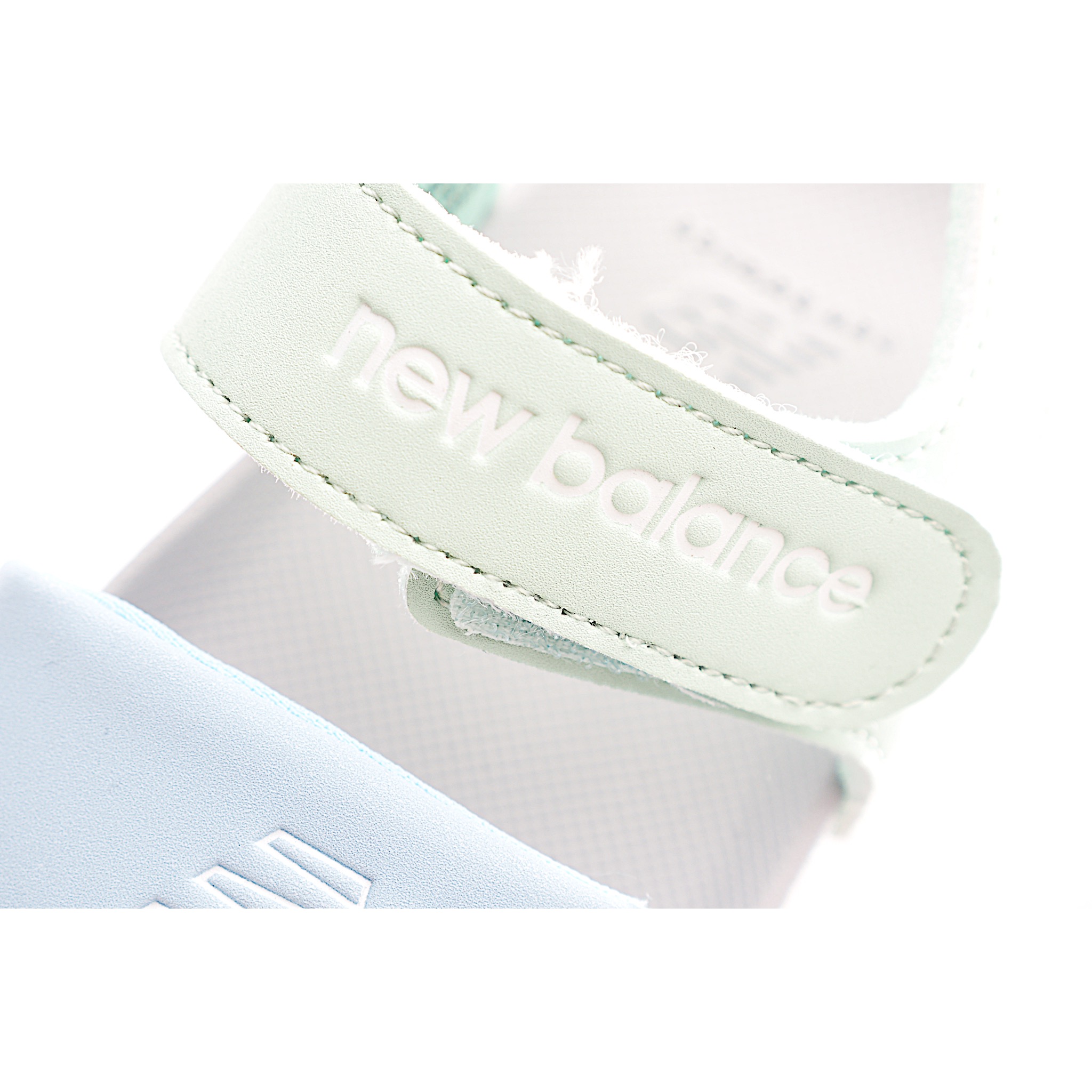 图片[6]-鞋身采用简洁的色彩进行搭配，缔造简洁利落外观和出众脚感，结合缓震与弹性的全新鞋底技术。具有魔术贴调节装署，稳固的后跟设计，软弹舒适不易磨脚，橡胶鞋底配合防滑纹路设计，平稳抓地。 尺码：22.5-37 货号：薄荷绿-选品中心