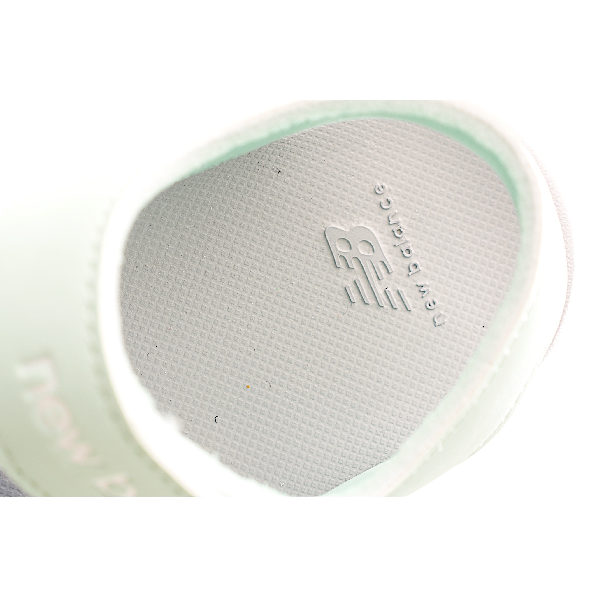 图片[9]-鞋身采用简洁的色彩进行搭配，缔造简洁利落外观和出众脚感，结合缓震与弹性的全新鞋底技术。具有魔术贴调节装署，稳固的后跟设计，软弹舒适不易磨脚，橡胶鞋底配合防滑纹路设计，平稳抓地。 尺码：22.5-37 货号：薄荷绿-选品中心