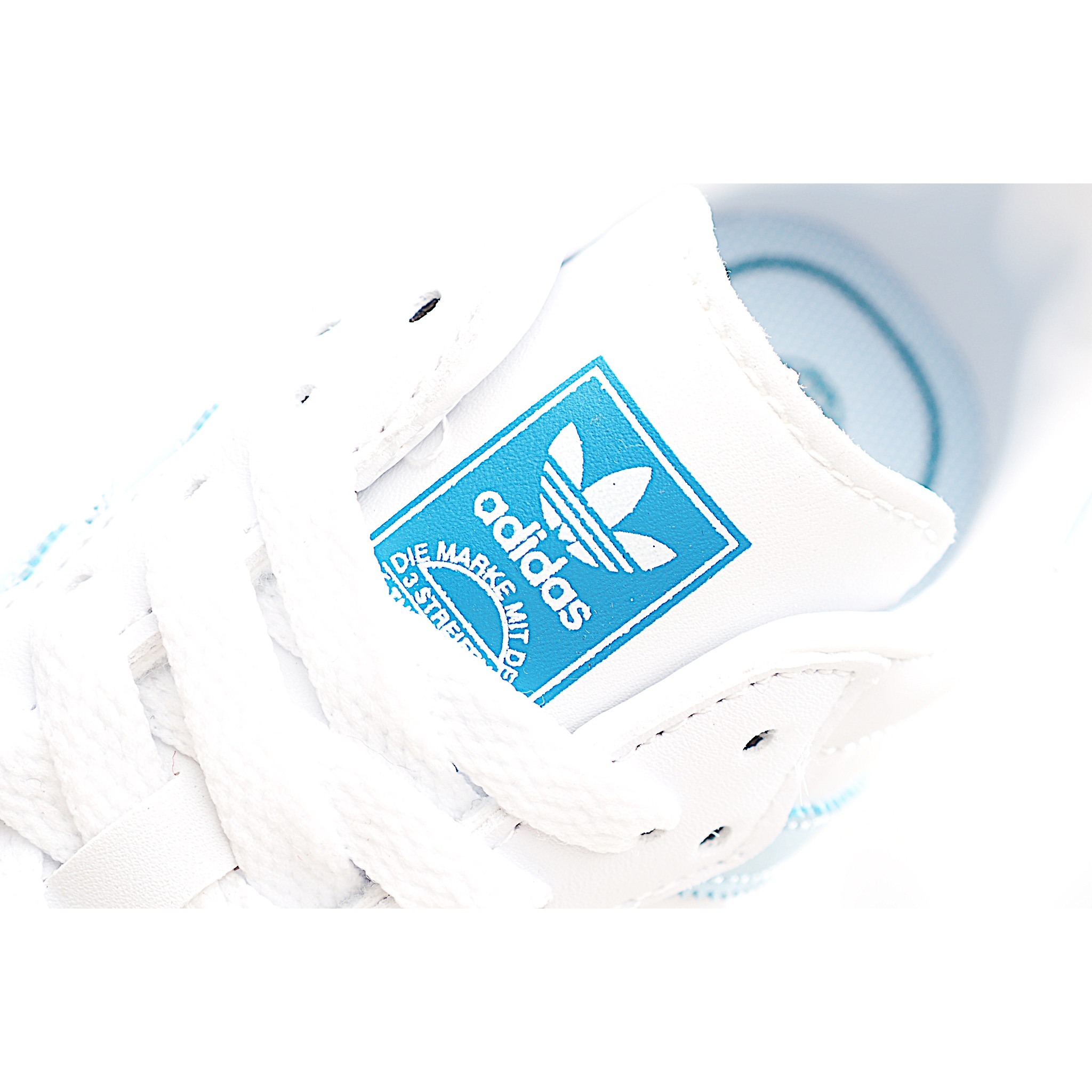 图片[5]-AD 德训 低帮儿童休闲鞋 注：22-27松紧带，28-37系带 如果你回到 1960 年代，你会发现职业足球运动员穿着桑巴，就像这些婴儿鞋一样，几乎就像他们一样。尺寸缩小适合儿童，配有柔软的鞋垫，在全天玩耍时感觉舒适。皮革鞋面、胶橡胶鞋底和3条纹保持经典。 货号：2010 尺码：22-37-选品中心