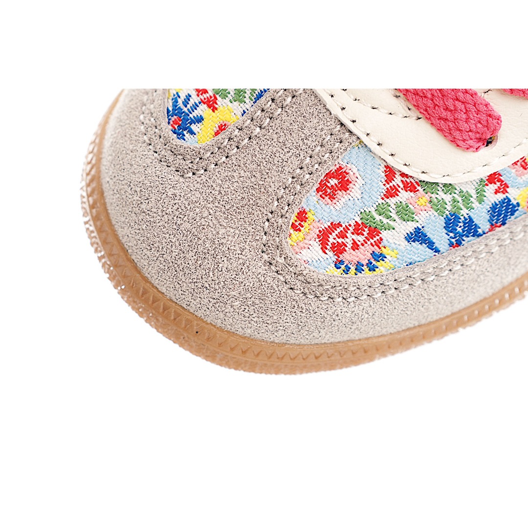 图片[6]-AD 德训 低帮儿童休闲鞋 注：22-27松紧带，28-37系带 如果你回到 1960 年代，你会发现职业足球运动员穿着桑巴，就像这些婴儿鞋一样，几乎就像他们一样。尺寸缩小适合儿童，配有柔软的鞋垫，在全天玩耍时感觉舒适。皮革鞋面、胶橡胶鞋底和3条纹保持经典。 货号：0281 尺码：22-37-选品中心