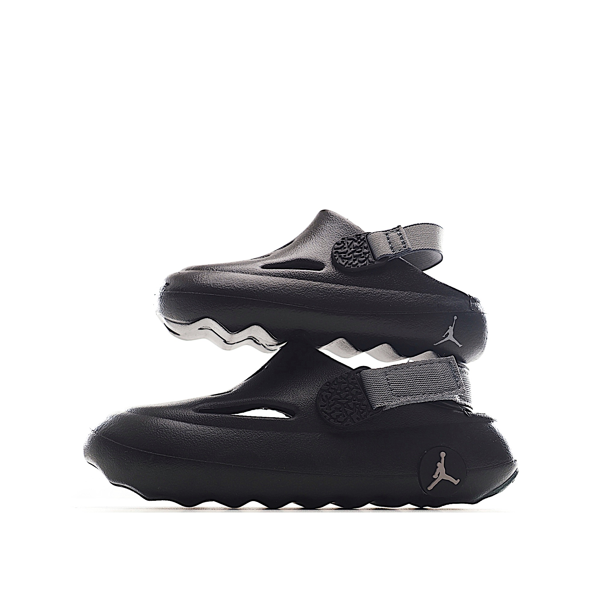 凭借其简单的套穿式设计，为小脚带来无处不在、无所不能的能量。它由一块坚固而有支撑力的泡沫制成，配有弹性鞋跟带和纹理鞋垫，可帮助将小宝贝的脚固定到位。 货号：小童3001 大童2001 尺码：22-35-选品中心