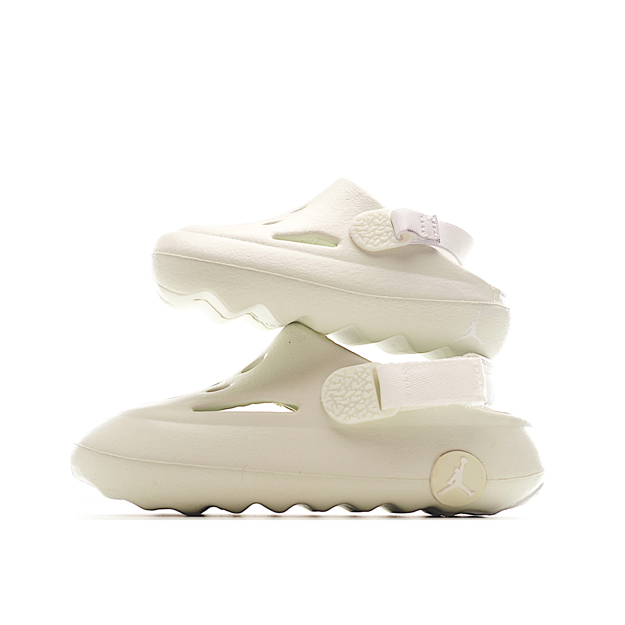 凭借其简单的套穿式设计，为小脚带来无处不在、无所不能的能量。它由一块坚固而有支撑力的泡沫制成，配有弹性鞋跟带和纹理鞋垫，可帮助将小宝贝的脚固定到位。 货号：小童3002 大童2002 尺码：22-35-选品中心