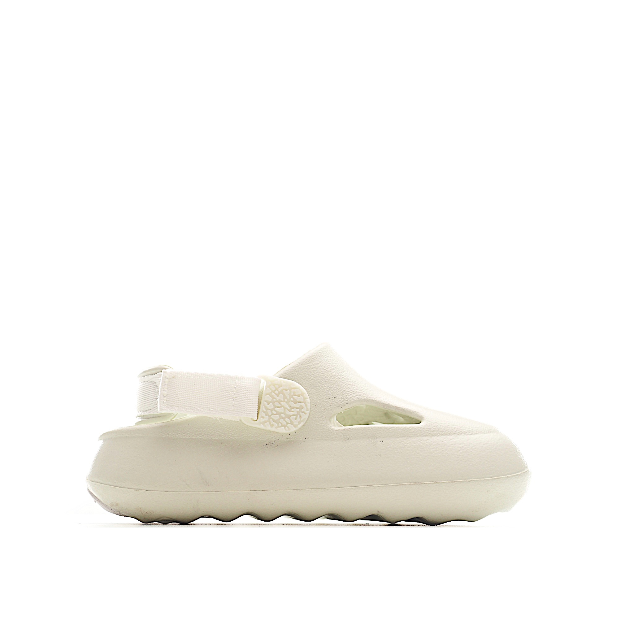 图片[7]-凭借其简单的套穿式设计，为小脚带来无处不在、无所不能的能量。它由一块坚固而有支撑力的泡沫制成，配有弹性鞋跟带和纹理鞋垫，可帮助将小宝贝的脚固定到位。 货号：小童3002 大童2002 尺码：22-35-选品中心