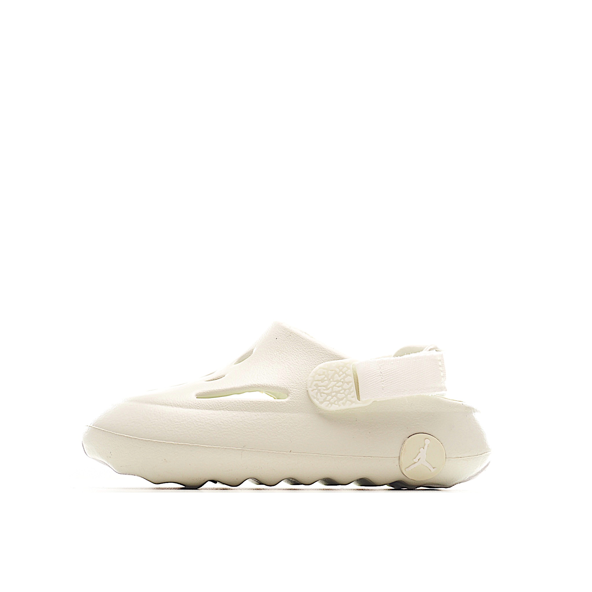 图片[6]-凭借其简单的套穿式设计，为小脚带来无处不在、无所不能的能量。它由一块坚固而有支撑力的泡沫制成，配有弹性鞋跟带和纹理鞋垫，可帮助将小宝贝的脚固定到位。 货号：小童3002 大童2002 尺码：22-35-选品中心