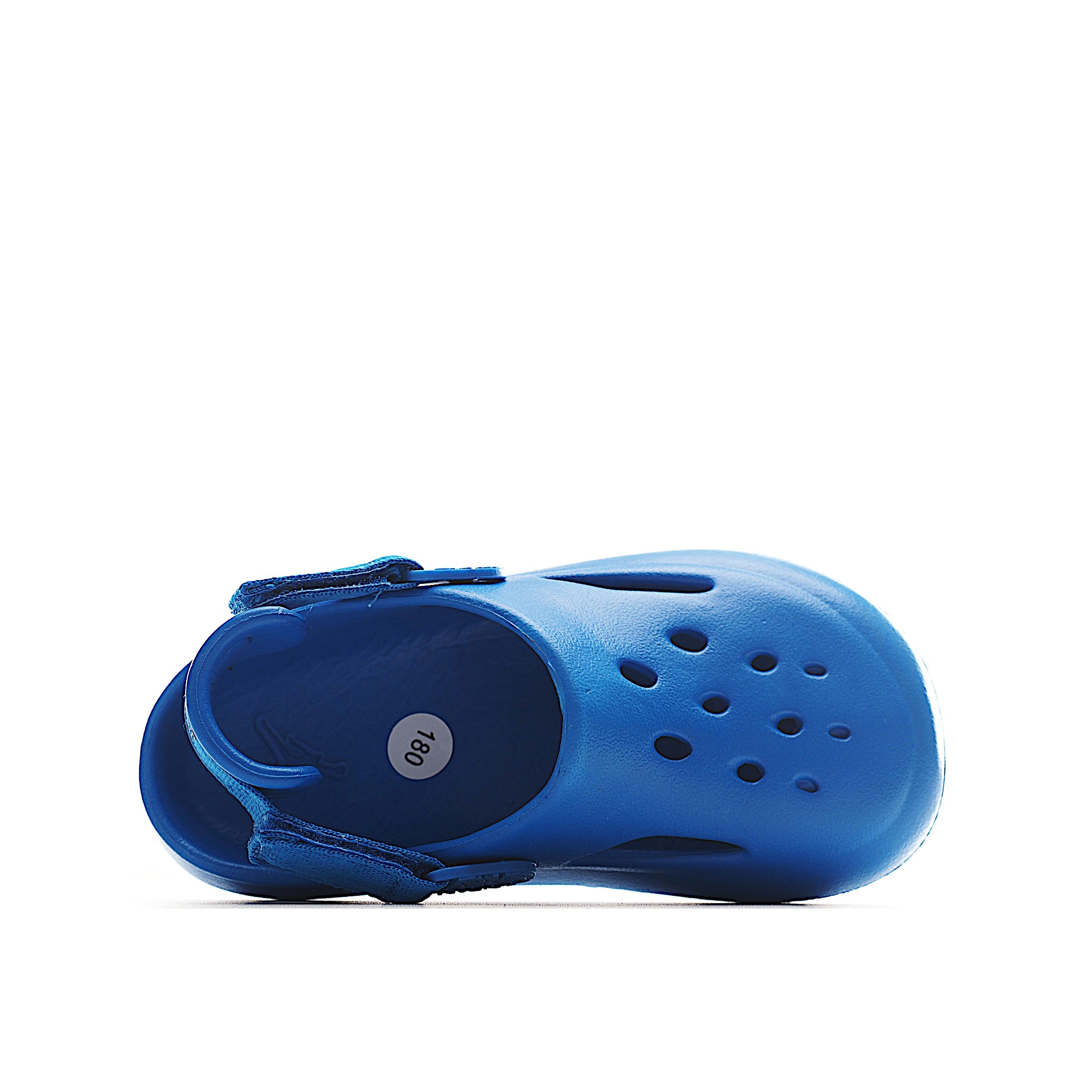 图片[9]-凭借其简单的套穿式设计，为小脚带来无处不在、无所不能的能量。它由一块坚固而有支撑力的泡沫制成，配有弹性鞋跟带和纹理鞋垫，可帮助将小宝贝的脚固定到位。 货号：小童3400 大童2400 尺码：22-35-选品中心