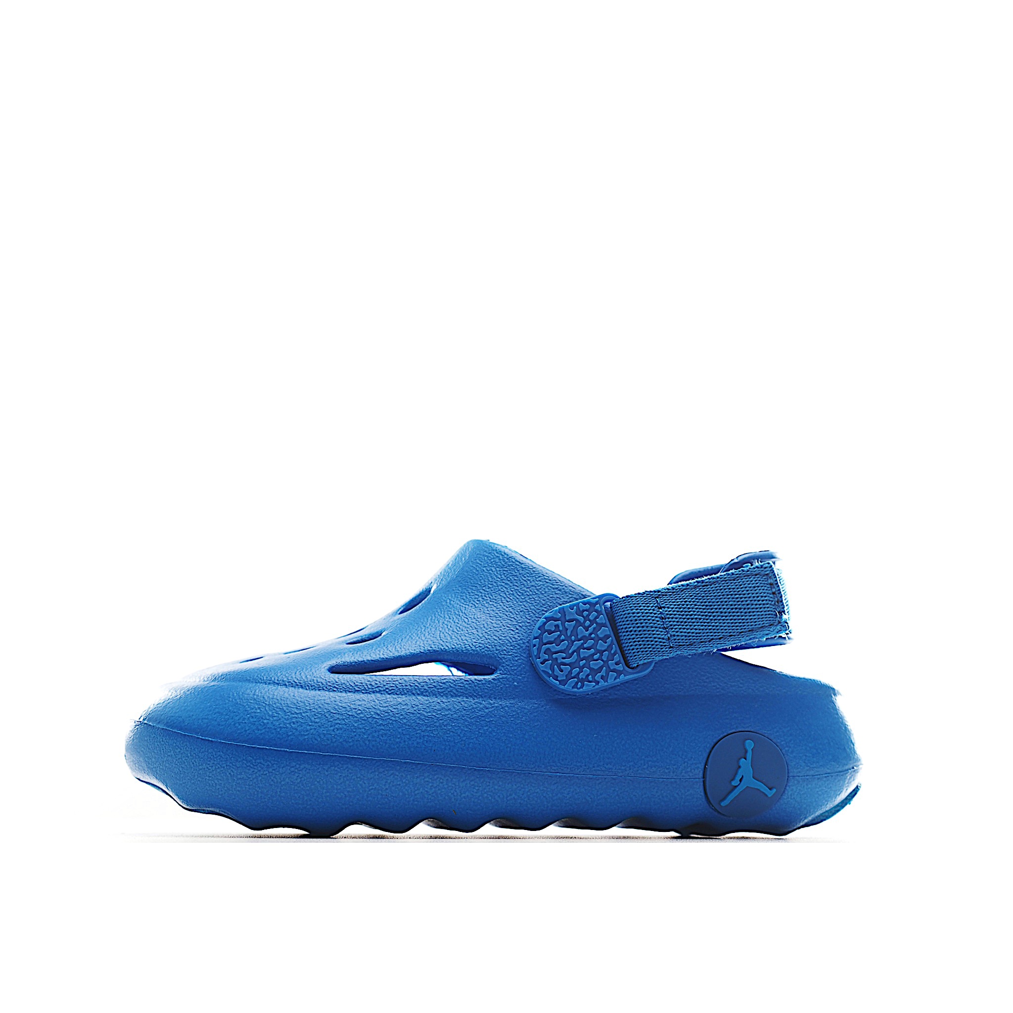 图片[6]-凭借其简单的套穿式设计，为小脚带来无处不在、无所不能的能量。它由一块坚固而有支撑力的泡沫制成，配有弹性鞋跟带和纹理鞋垫，可帮助将小宝贝的脚固定到位。 货号：小童3400 大童2400 尺码：22-35-选品中心