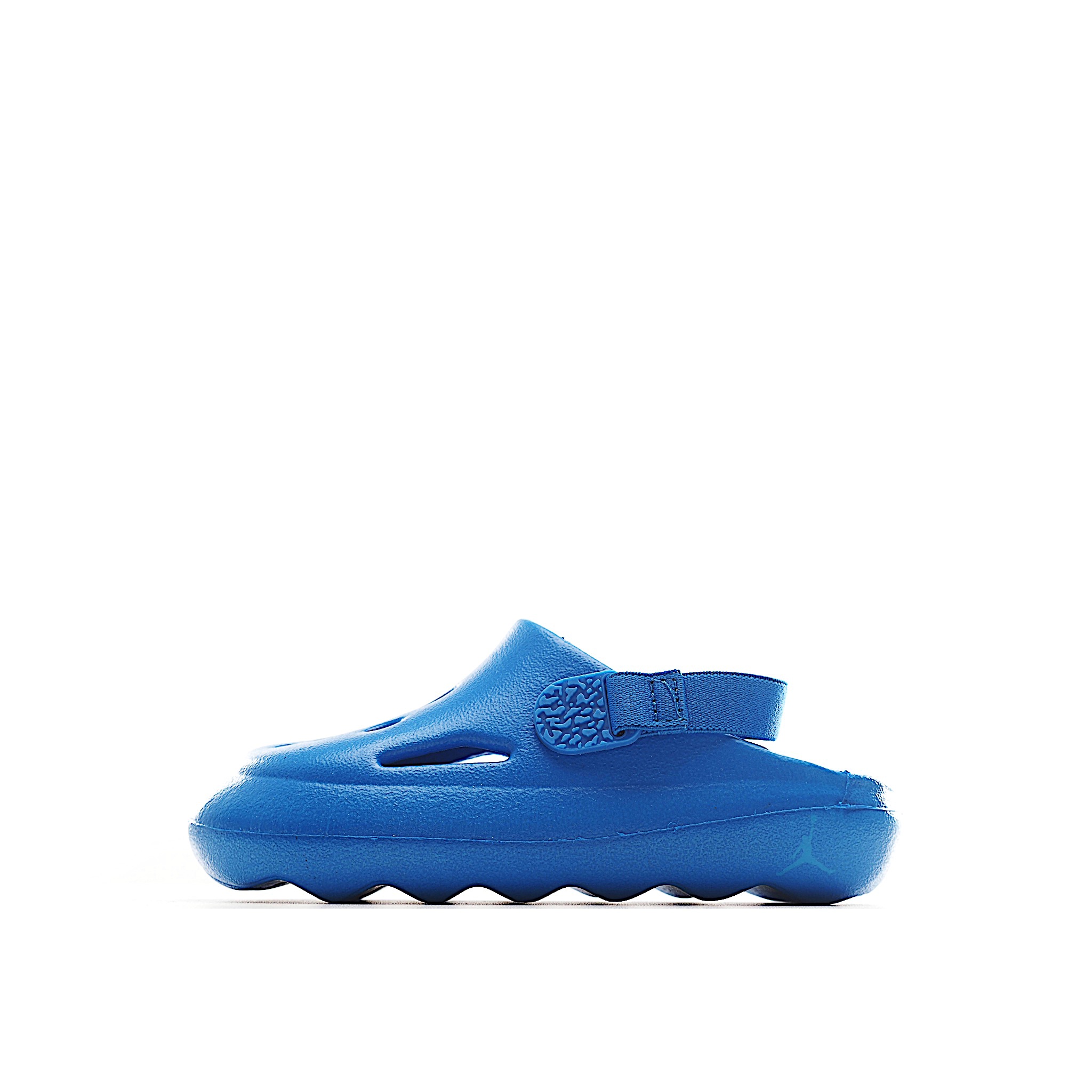 图片[2]-凭借其简单的套穿式设计，为小脚带来无处不在、无所不能的能量。它由一块坚固而有支撑力的泡沫制成，配有弹性鞋跟带和纹理鞋垫，可帮助将小宝贝的脚固定到位。 货号：小童3400 大童2400 尺码：22-35-选品中心