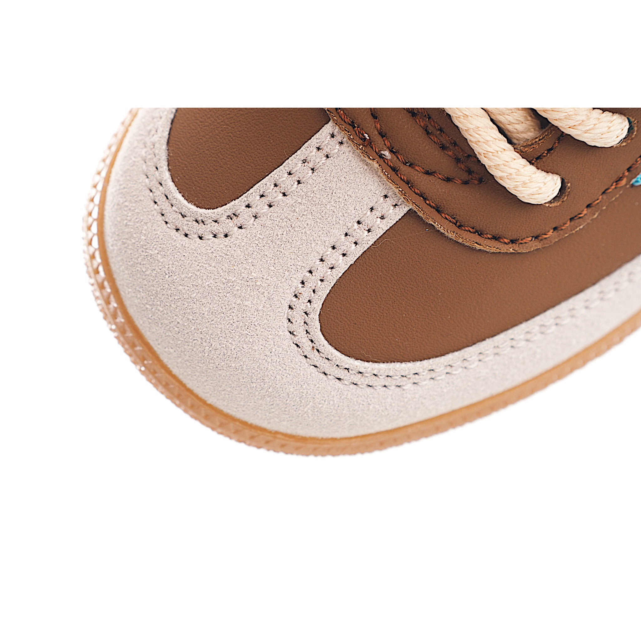 图片[7]-AD 德训 低帮儿童休闲鞋 注：22-27松紧带，28-37系带 如果你回到 1960 年代，你会发现职业足球运动员穿着桑巴，就像这些婴儿鞋一样，几乎就像他们一样。尺寸缩小适合儿童，配有柔软的鞋垫，在全天玩耍时感觉舒适。皮革鞋面、胶橡胶鞋底和3条纹保持经典。 货号：3099 尺码：22-37-选品中心