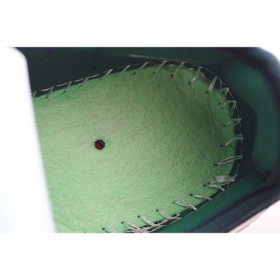 图片[5]-AD 桑巴 玛丽珍儿童休闲鞋 采用现代风格融入时尚的玛丽珍美学，这款低调的鞋子采用光滑的皮革鞋面和标志性的锯齿状条纹，为传统风格注入了新鲜感。光滑的缎面衬里赋予鞋子奢华感，抓地力强的橡胶外底保持经典外观。从室内运动鞋到街头服饰主打单品。 尺码：22-37-选品中心