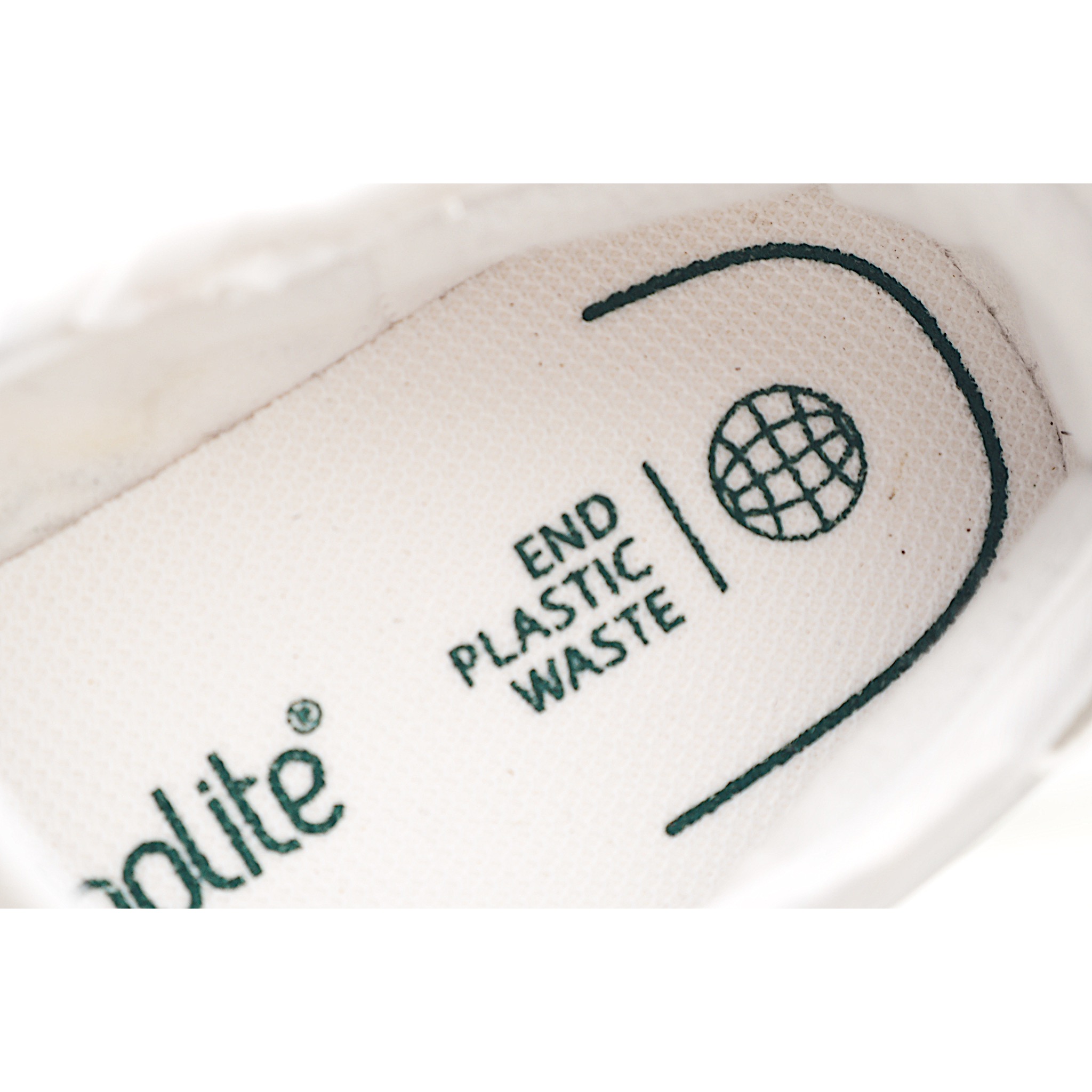 图片[5]-AD 桑巴 玛丽珍儿童休闲鞋 采用现代风格融入时尚的玛丽珍美学，这款低调的鞋子采用光滑的皮革鞋面和标志性的锯齿状条纹，为传统风格注入了新鲜感。光滑的缎面衬里赋予鞋子奢华感，抓地力强的橡胶外底保持经典外观。从室内运动鞋到街头服饰主打单品。 尺码：22-37-选品中心