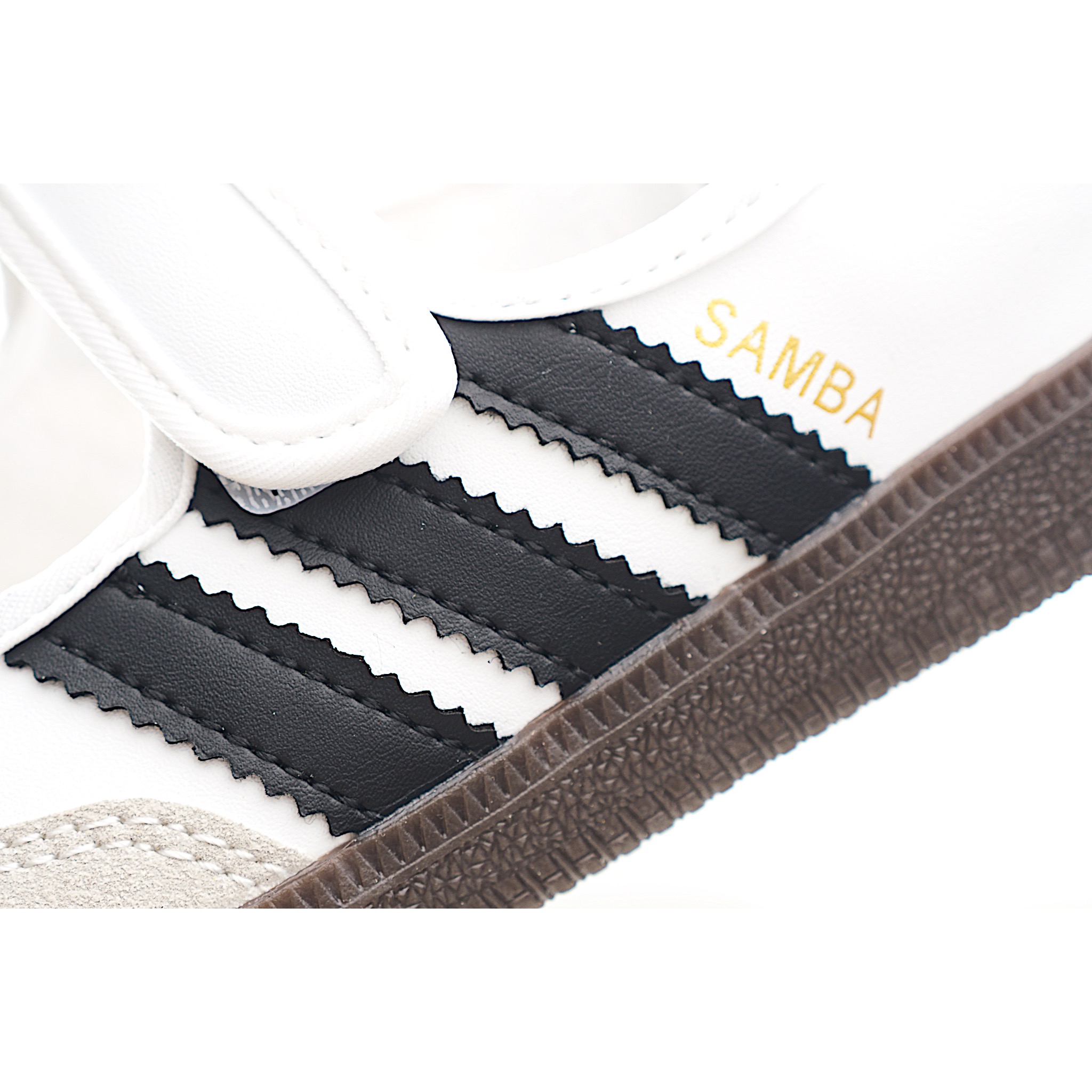 图片[6]-AD 桑巴 玛丽珍儿童休闲鞋 采用现代风格融入时尚的玛丽珍美学，这款低调的鞋子采用光滑的皮革鞋面和标志性的锯齿状条纹，为传统风格注入了新鲜感。光滑的缎面衬里赋予鞋子奢华感，抓地力强的橡胶外底保持经典外观。从室内运动鞋到街头服饰主打单品。 尺码：22-37-选品中心