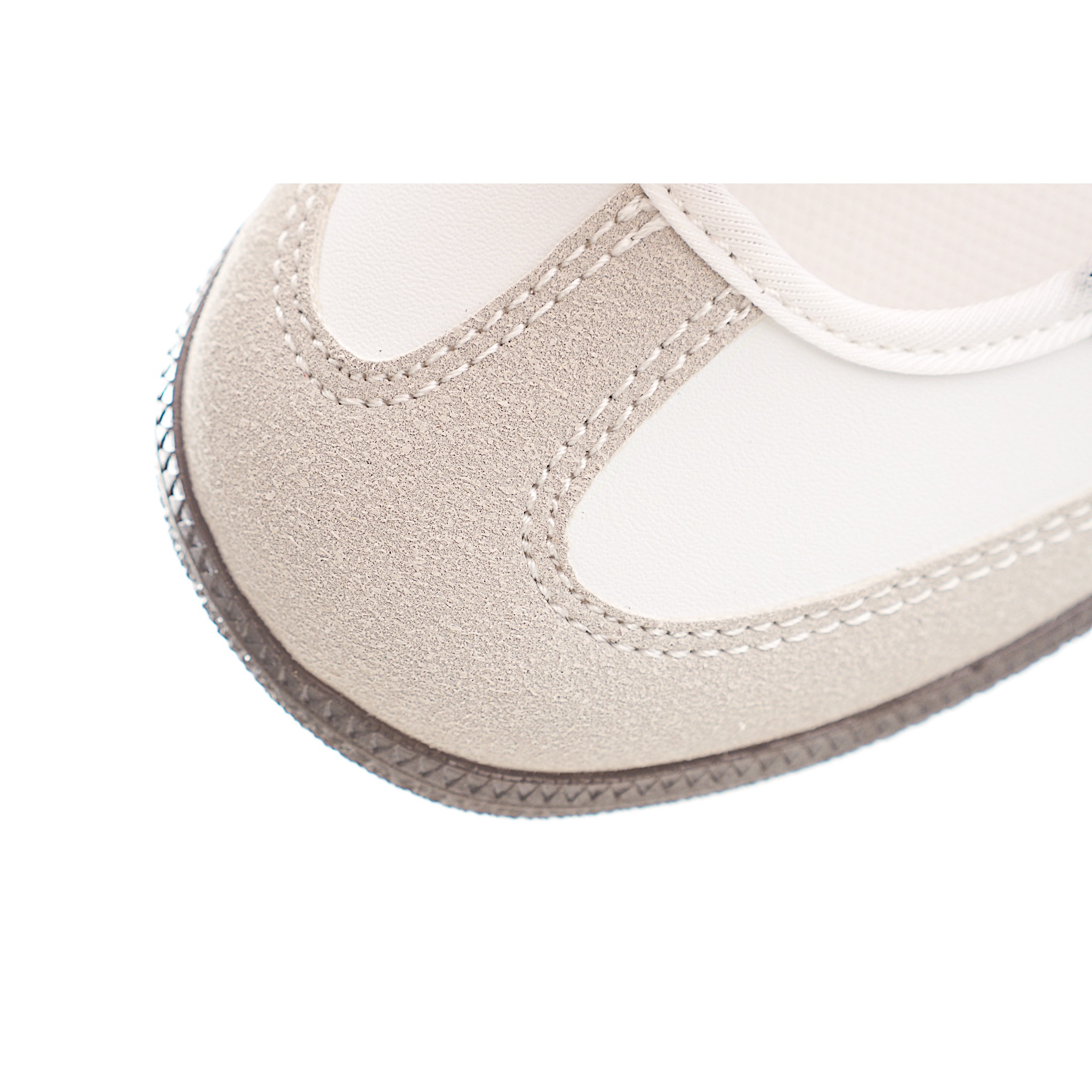 图片[7]-AD 桑巴 玛丽珍儿童休闲鞋 采用现代风格融入时尚的玛丽珍美学，这款低调的鞋子采用光滑的皮革鞋面和标志性的锯齿状条纹，为传统风格注入了新鲜感。光滑的缎面衬里赋予鞋子奢华感，抓地力强的橡胶外底保持经典外观。从室内运动鞋到街头服饰主打单品。 尺码：22-37-选品中心