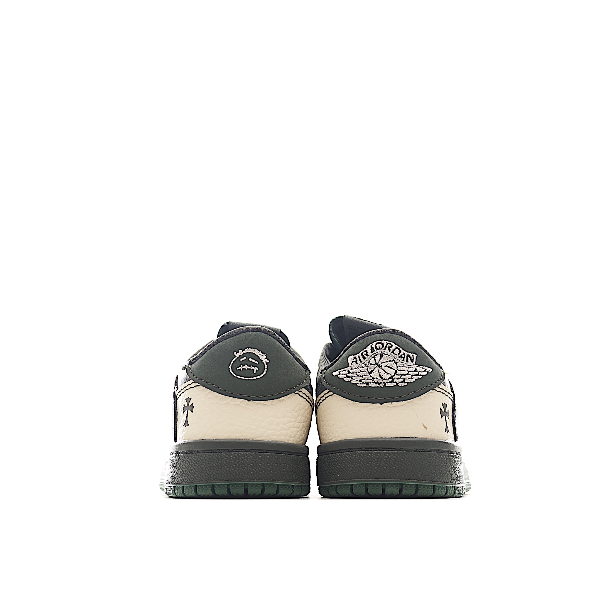 图片[5]-这款时尚与舒适并存的潮流鞋，其耐磨鞋底和优质材料确保小脚始终舒适，适合各种日常活动，使其成为儿童运动鞋爱好者的完美选择。鞋跟采用联合品牌细节，脚下饰有标志性的双色橡胶鞋底，确保您的孩子在场上踢得最好。 货号：4029 尺码：24-37-选品中心