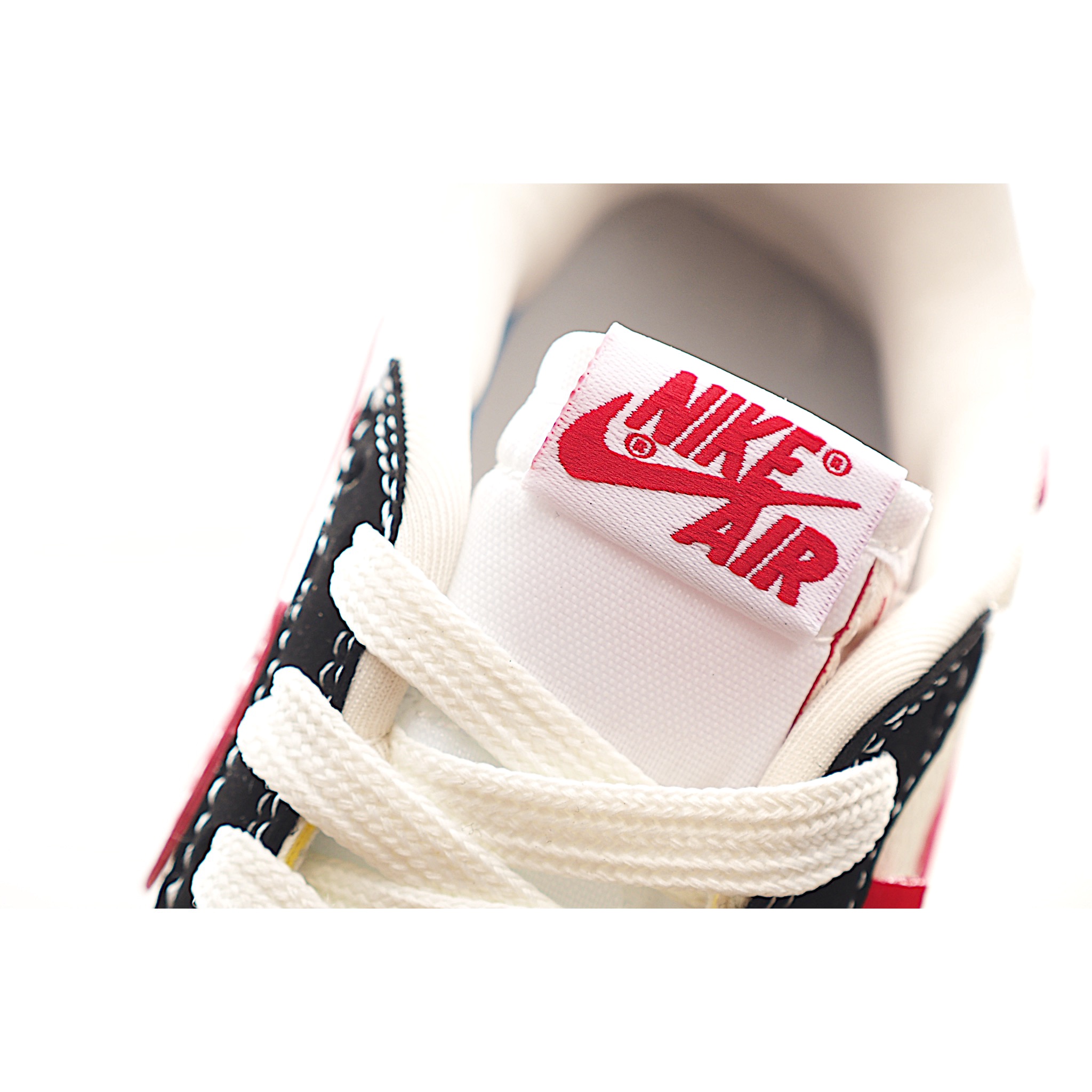 图片[9]-这款时尚与舒适并存的潮流鞋，其耐磨鞋底和优质材料确保小脚始终舒适，适合各种日常活动，使其成为儿童运动鞋爱好者的完美选择。鞋跟采用联合品牌细节，脚下饰有标志性的双色橡胶鞋底，确保您的孩子在场上踢得最好。 货号：4024 尺码：24-37-选品中心