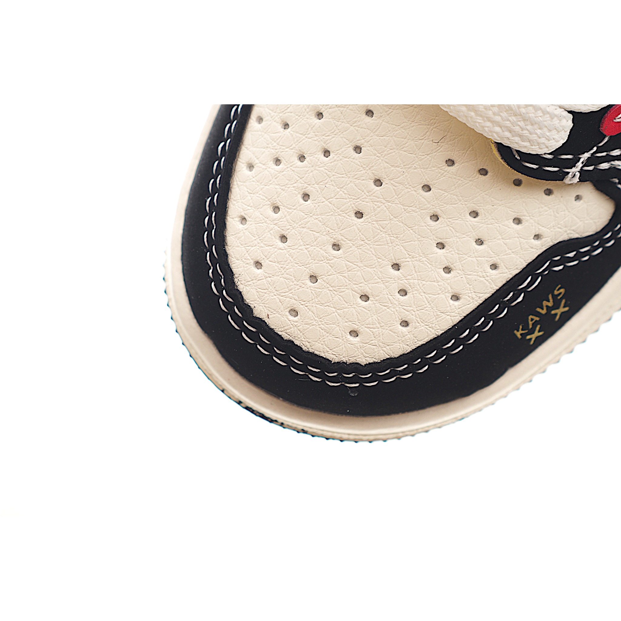 图片[8]-这款时尚与舒适并存的潮流鞋，其耐磨鞋底和优质材料确保小脚始终舒适，适合各种日常活动，使其成为儿童运动鞋爱好者的完美选择。鞋跟采用联合品牌细节，脚下饰有标志性的双色橡胶鞋底，确保您的孩子在场上踢得最好。 货号：4024 尺码：24-37-选品中心