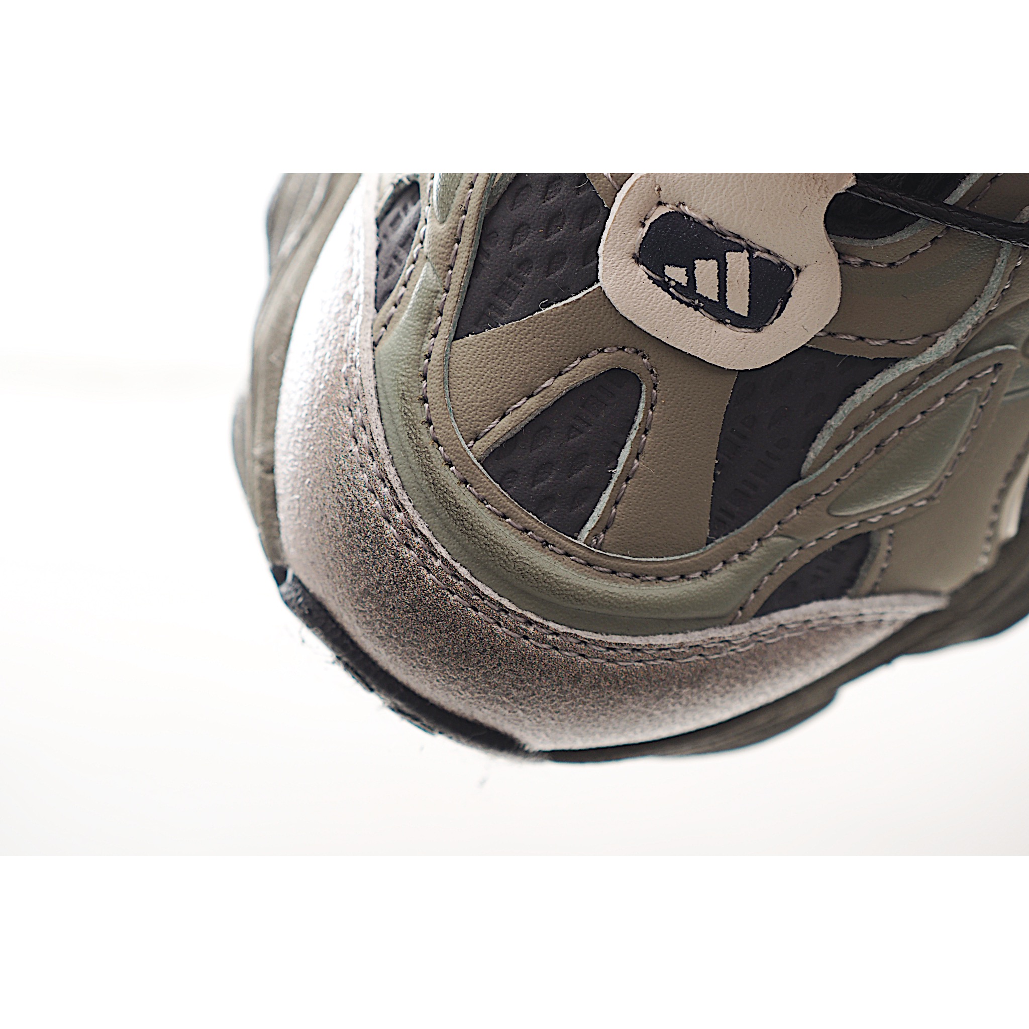 图片[5]-AD新款旋转扣做旧老爹鞋童鞋 尺码：26-37码 经典做旧老爹鞋🆕 优质锁扣设计，穿脱方便✌🏻 优质面料拼接，质感满满💯 耐磨防滑大底，脚感超赞👍🏻-选品中心