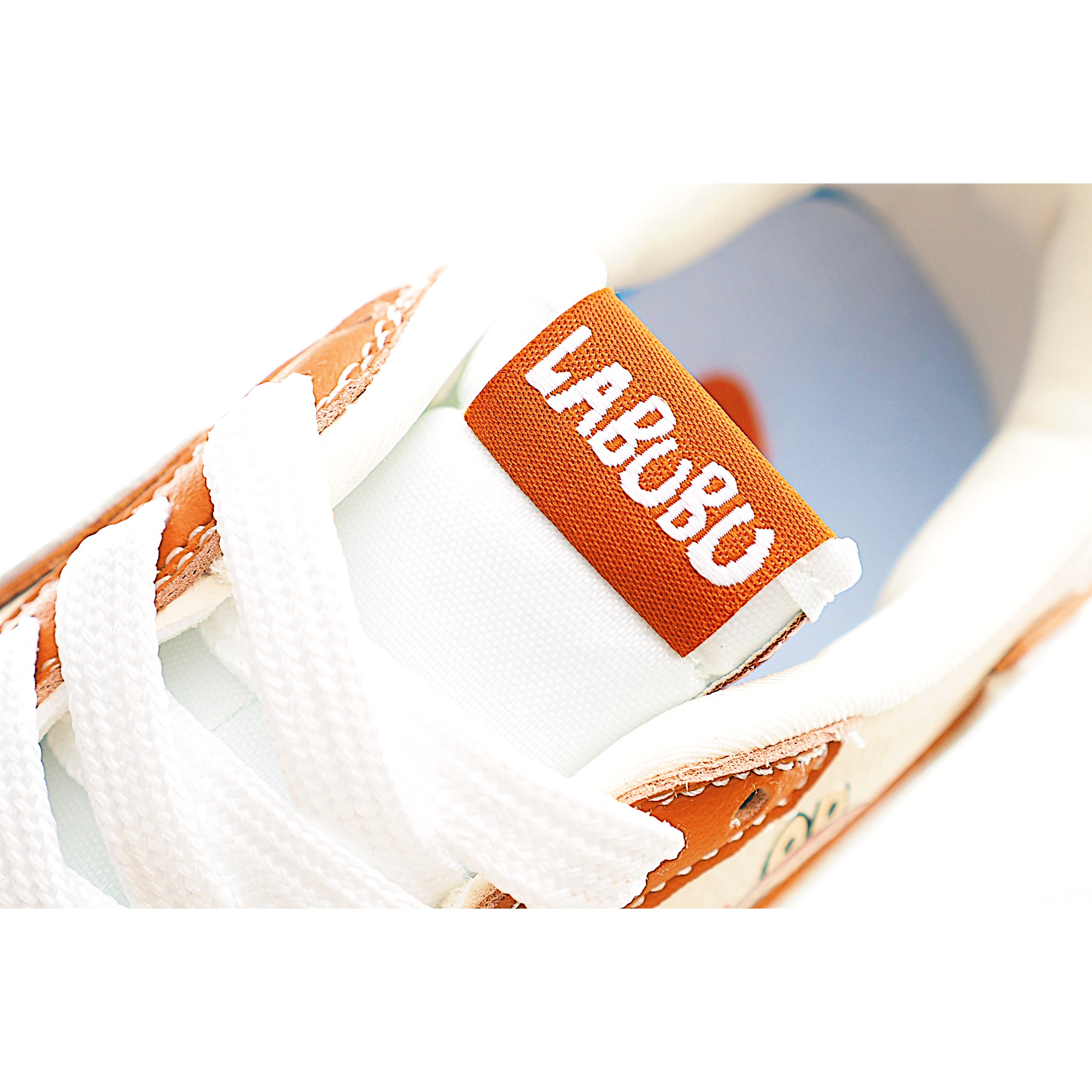 图片[5]-这款时尚与舒适并存的潮流鞋，其耐磨鞋底和优质材料确保小脚始终舒适，适合各种日常活动，使其成为儿童运动鞋爱好者的完美选择。鞋跟采用联合品牌细节，脚下饰有标志性的双色橡胶鞋底，确保您的孩子在场上踢得最好。 货号：7106 尺码：24-37-选品中心