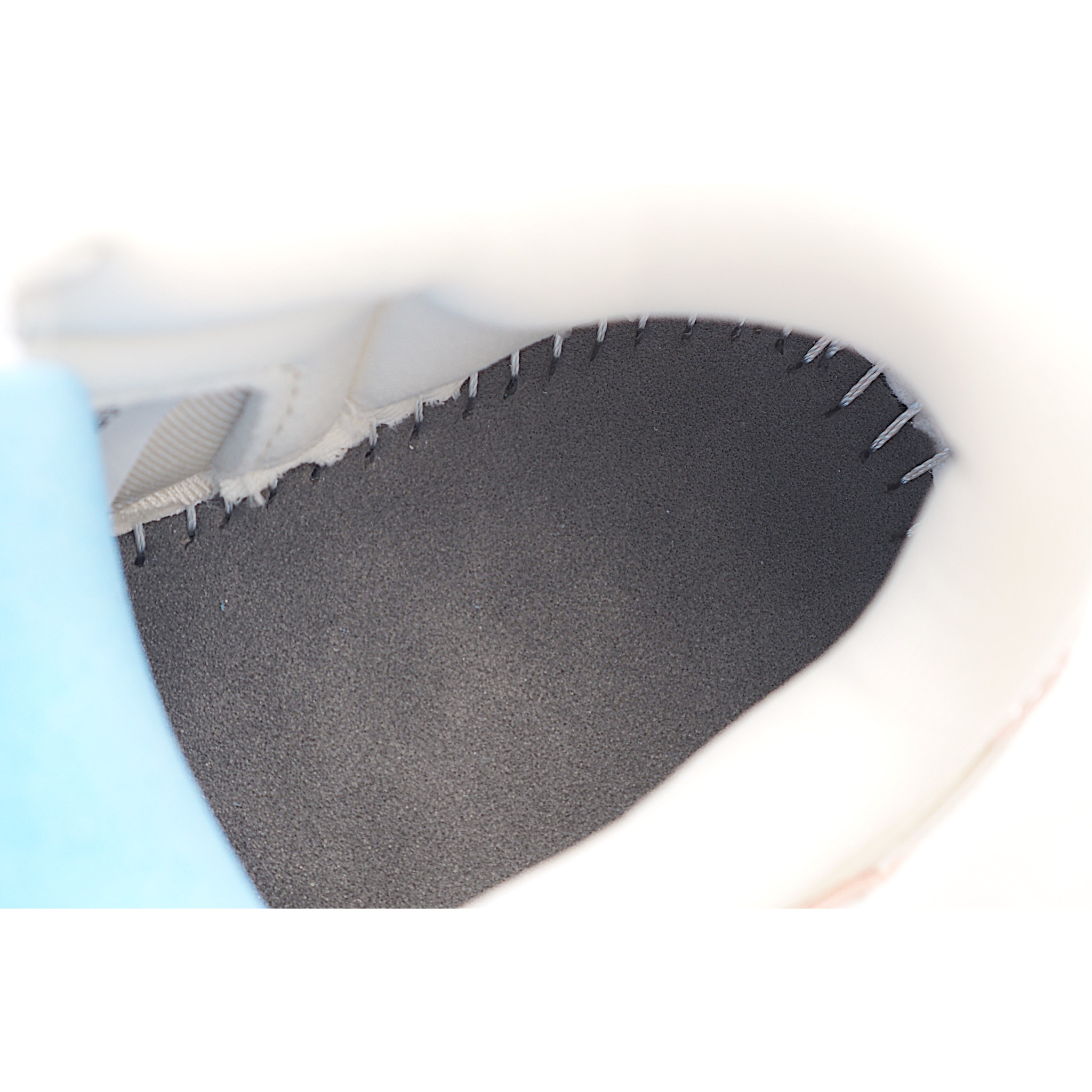 图片[5]-这款时尚与舒适并存的潮流鞋，其耐磨鞋底和优质材料确保小脚始终舒适，适合各种日常活动，使其成为儿童运动鞋爱好者的完美选择。鞋跟采用联合品牌细节，脚下饰有标志性的双色橡胶鞋底，确保您的孩子在场上踢得最好。 货号：7206 尺码：24-37-选品中心