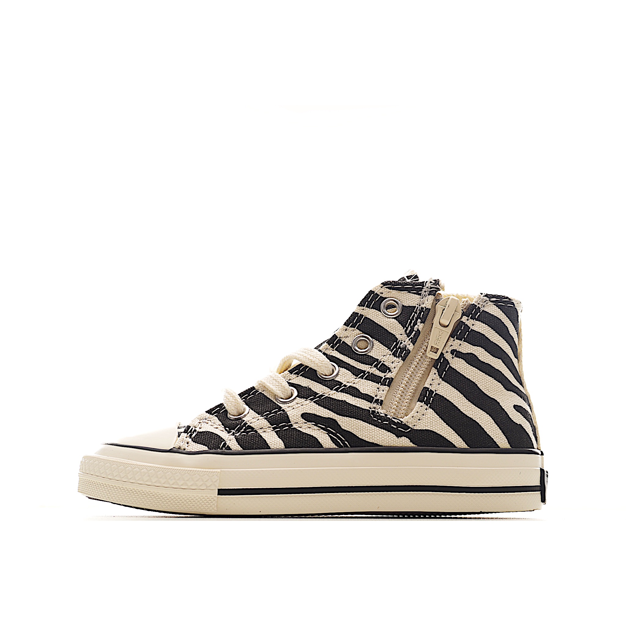 NO:552587,The front lace + side zipper double-closure design is easy to wear and fits the baby's foot shape to a great extent, improving comfort. The soft rubber heel has a built-in plate, and the sole is designed to bend firmly at the bend of the foot. The soft sole design reduces the burden on the foot. The sole design of the built-in plate in the heel area can bend firmly at the bend of the foot. The removable antibacterial cup insole has excellent fit and cushioning. Item number: 24-35, Converse, Converse,19860909前系带+侧开拉链双闭合的设计方便穿着,很大程度贴合宝宝的脚型,提升舒适度.柔软的橡胶鞋跟内置板,鞋底设计在脚部弯曲处牢固弯曲.柔软的鞋底设计,减轻脚部负担鞋跟区域内置板的鞋底设计,可在脚弯曲处牢固弯曲可拆卸抗菌杯鞋垫,贴合度和缓冲性极佳 . 货号 尺码24-35,匡威万斯,converse,,Children's