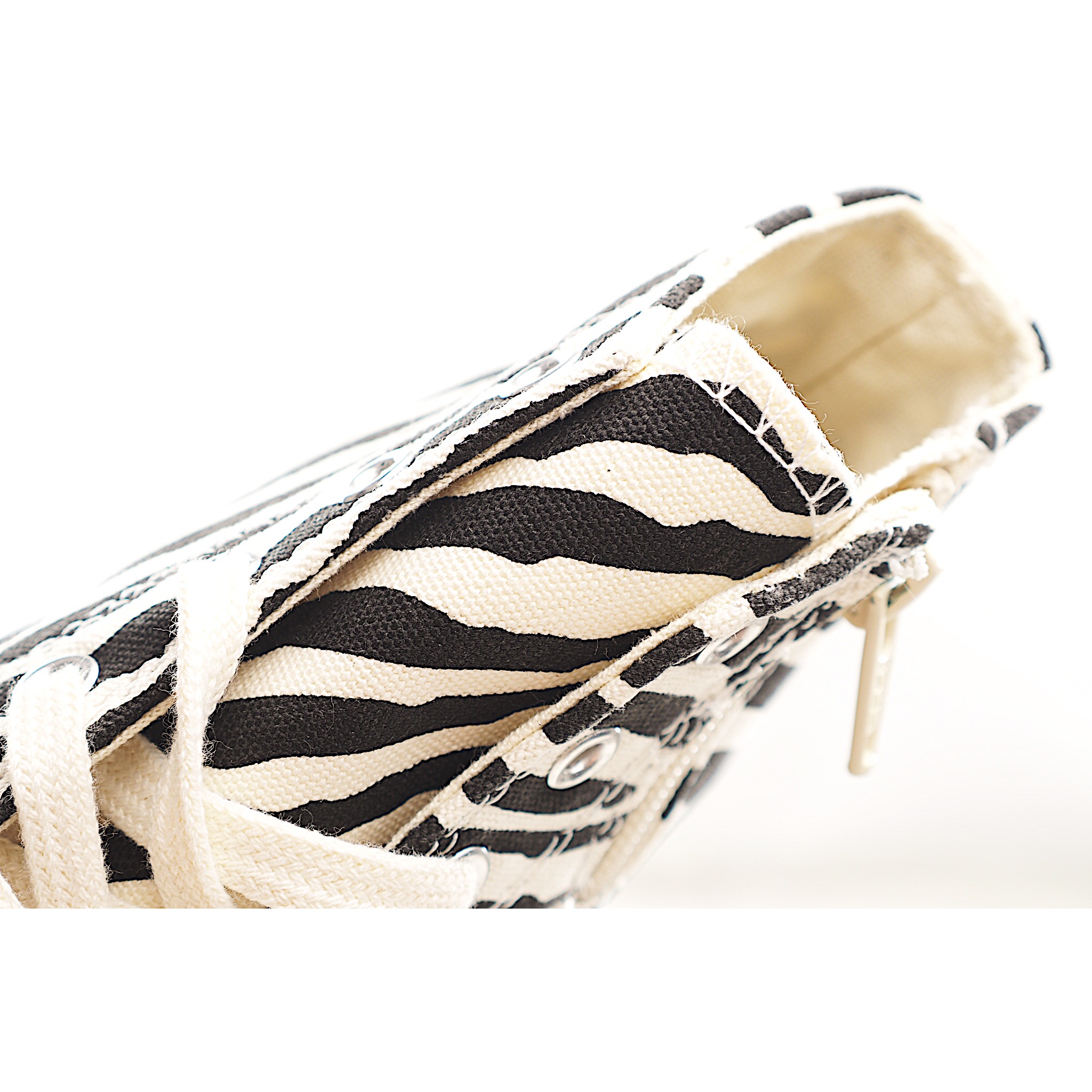 图片[5]-前系带+侧开拉链双闭合的设计方便穿着，很大程度贴合宝宝的脚型，提升舒适度。柔软的橡胶鞋跟内置板，鞋底设计在脚部弯曲处牢固弯曲。柔软的鞋底设计，减轻脚部负担鞋跟区域内置板的鞋底设计，可在脚弯曲处牢固弯曲可拆卸抗菌杯鞋垫，贴合度和缓冲性极佳 。 货号：8005 尺码：24-35-选品中心