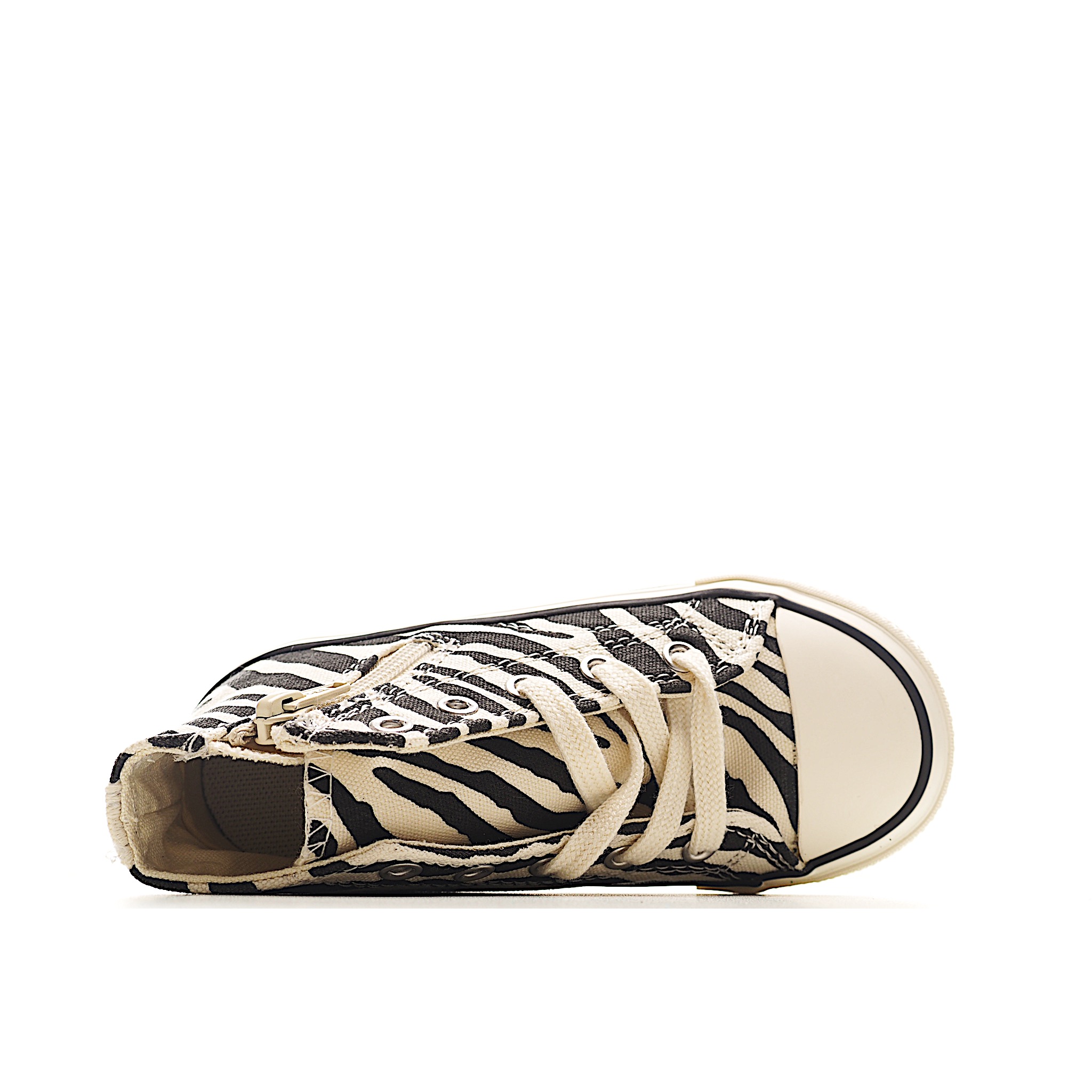 图片[9]-前系带+侧开拉链双闭合的设计方便穿着，很大程度贴合宝宝的脚型，提升舒适度。柔软的橡胶鞋跟内置板，鞋底设计在脚部弯曲处牢固弯曲。柔软的鞋底设计，减轻脚部负担鞋跟区域内置板的鞋底设计，可在脚弯曲处牢固弯曲可拆卸抗菌杯鞋垫，贴合度和缓冲性极佳 。 货号：8005 尺码：24-35-选品中心