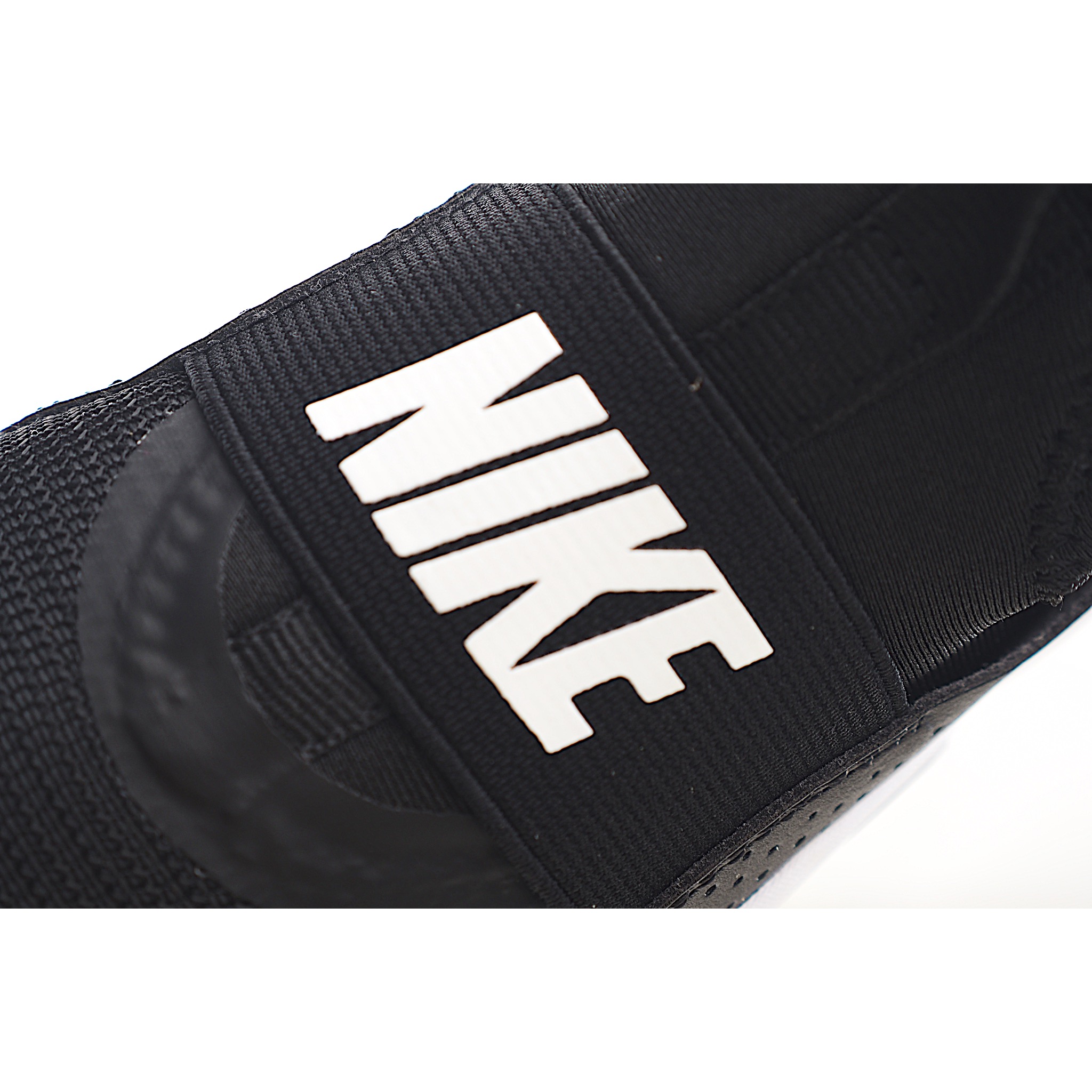 图片[8]-穿上赤足4代一脚蹬童鞋运动鞋便于穿脱，让小宝贝轻松穿入，即刻开玩。柔韧内靴设计搭配弹性固定带，缔造稳固贴合感。外底弯曲凹槽赋予稚嫩双足自然流畅的运动体验，助宝贝自信迈步。 尺码：24-37 货号：4002-选品中心