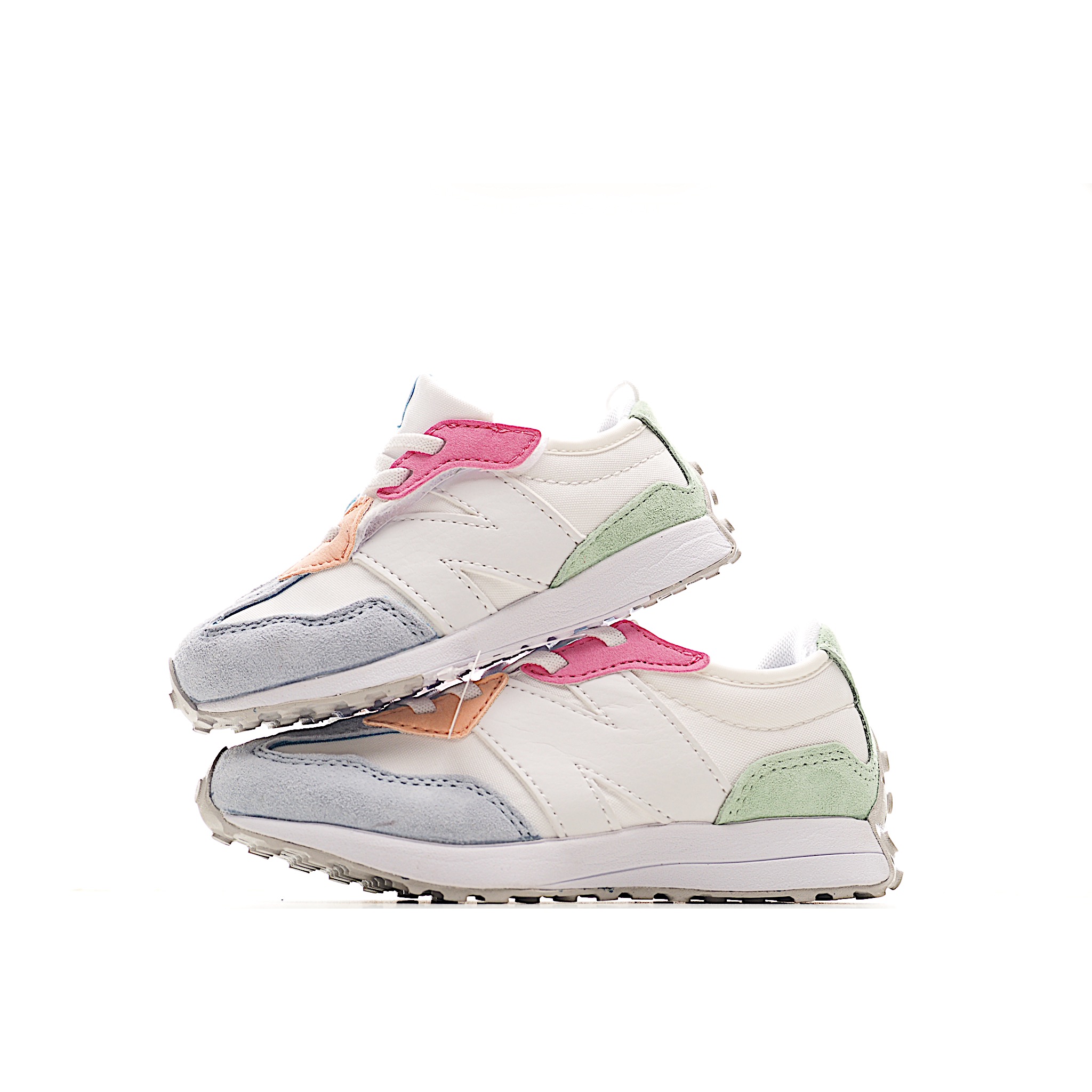 专为学龄前儿童设计，以复古经典设计和现代舒适相结合，宽版设计更贴合亚洲儿童脚型，提供更佳支撑。轻盈透气的材质让孩子行走更加舒适，独特的大底设计确保出色的抓地力和稳定性，无论是玩耍还是日常穿着，都是理想选择。 尺码：21-37 (小码21-27魔术贴,大码28-37松紧带) 货号：KWG-选品中心