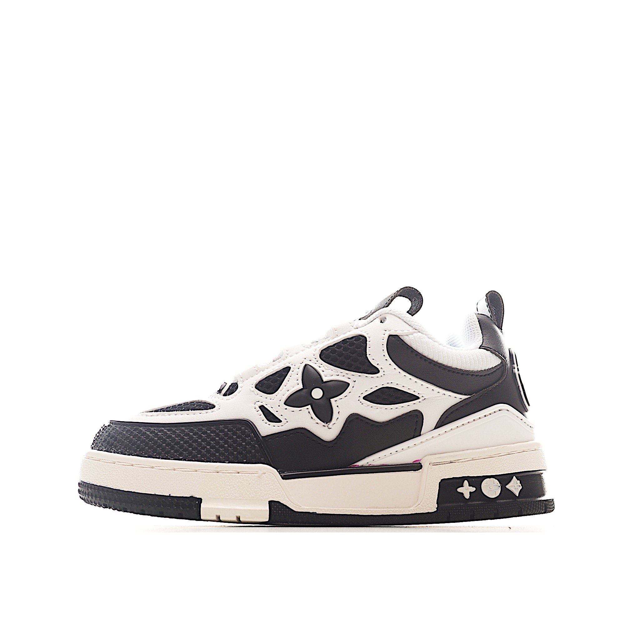 NO:639352,Lujia round toe 4th generation lace-up casual children's shoes. This shoe adopts the more popular version design in recent years and has a fashionable and elegant appearance. The sole is made of wear-resistant material and grained cow leather upper, with lace closure. It allows you to feel a comfortable experience in daily life. Colorful colors light up the plain base, showing the inspiration of retro basketball shoes. Size 26-37 Product number black and white, LV, louis vuitton, cowhide,19860909路家 圆头4代 系带休闲儿童鞋 此款鞋采用近几年比较流行的版型设计,外观时尚大气.鞋底采用耐磨的材质和粒面牛皮革鞋面,系带闭合方式.让您在平时生活中感觉到舒适的体验.缤纷色调点亮素色基底,展现复古篮球鞋的灵感启发. 尺码26-37 货号黑白色,LV,louis vuitton,cowhide,,Children's