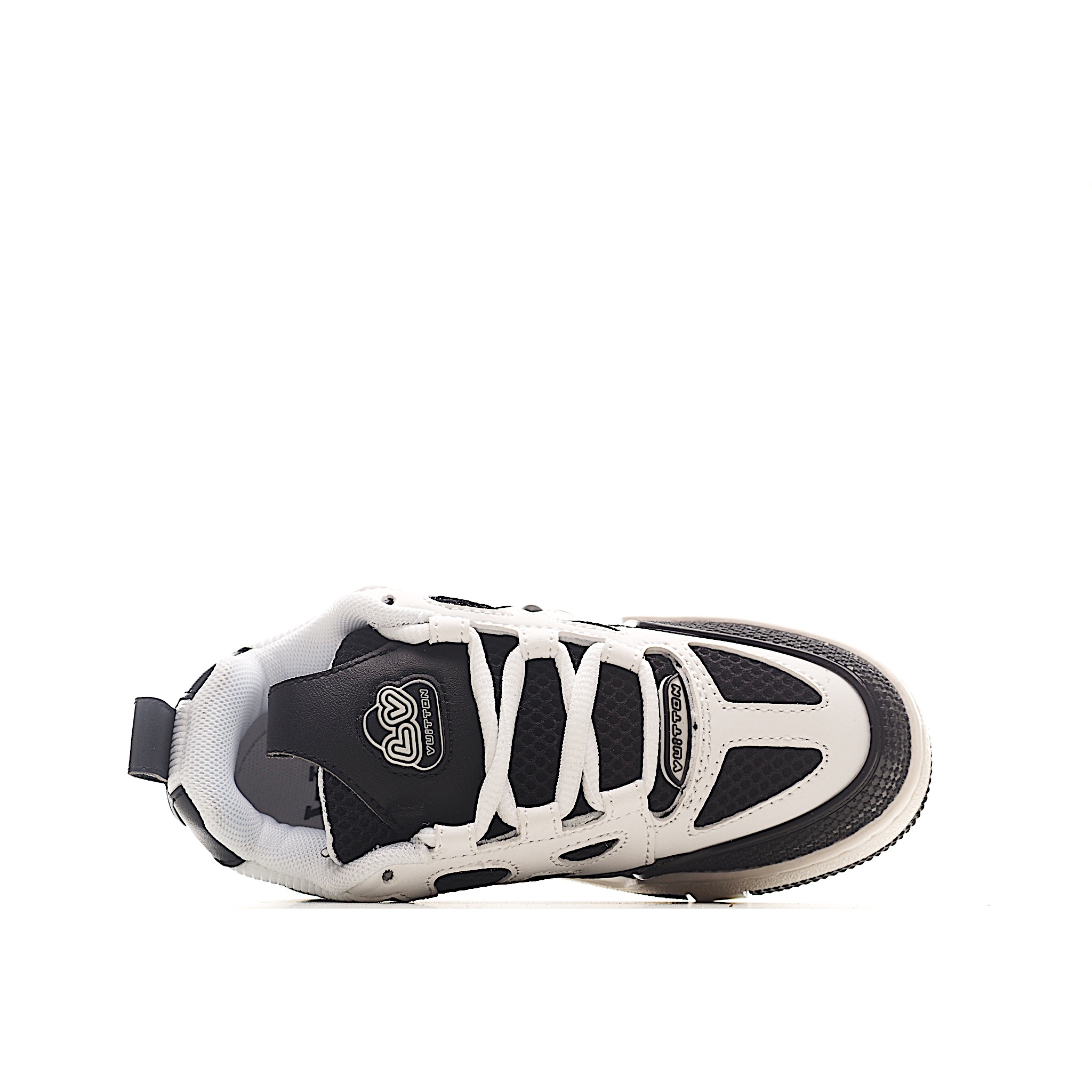 图片[9]-路家 圆头4代 系带休闲儿童鞋 此款鞋采用近几年比较流行的版型设计，外观时尚大气。鞋底采用耐磨的材质和粒面牛皮革鞋面，系带闭合方式。让您在平时生活中感觉到舒适的体验。缤纷色调点亮素色基底，展现复古篮球鞋的灵感启发。 尺码：26-37 货号：黑白色-选品中心