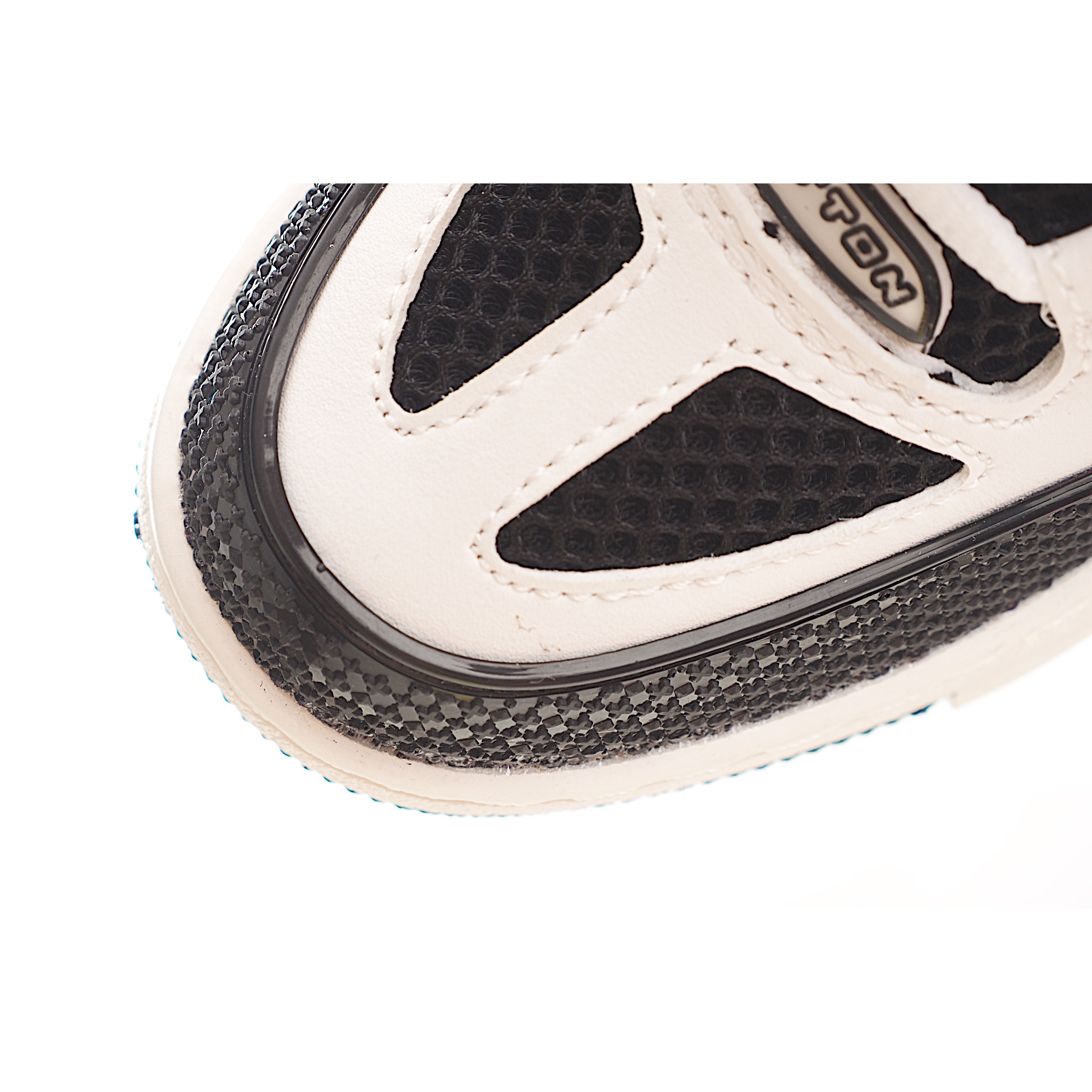 图片[7]-路家 圆头4代 系带休闲儿童鞋 此款鞋采用近几年比较流行的版型设计，外观时尚大气。鞋底采用耐磨的材质和粒面牛皮革鞋面，系带闭合方式。让您在平时生活中感觉到舒适的体验。缤纷色调点亮素色基底，展现复古篮球鞋的灵感启发。 尺码：26-37 货号：黑白色-选品中心