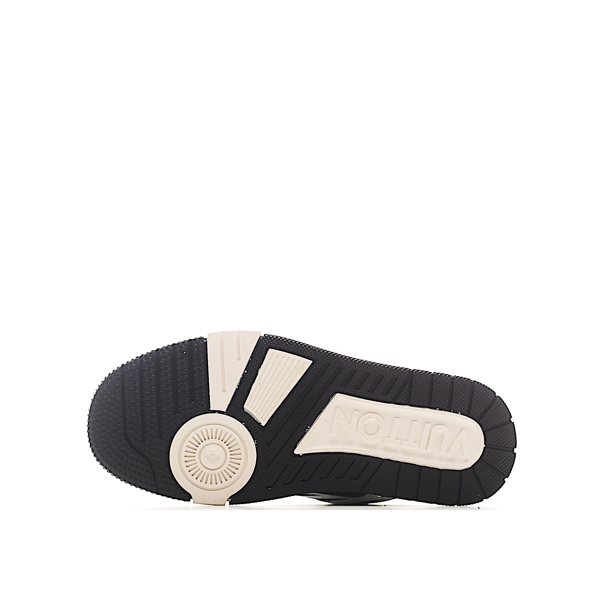 图片[8]-路家 圆头4代 系带休闲儿童鞋 此款鞋采用近几年比较流行的版型设计，外观时尚大气。鞋底采用耐磨的材质和粒面牛皮革鞋面，系带闭合方式。让您在平时生活中感觉到舒适的体验。缤纷色调点亮素色基底，展现复古篮球鞋的灵感启发。 尺码：26-37 货号：黑白色-选品中心