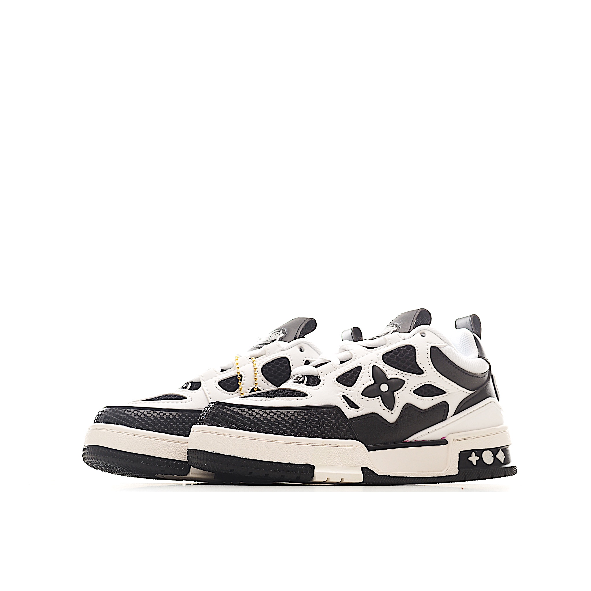 图片[3]-路家 圆头4代 系带休闲儿童鞋 此款鞋采用近几年比较流行的版型设计，外观时尚大气。鞋底采用耐磨的材质和粒面牛皮革鞋面，系带闭合方式。让您在平时生活中感觉到舒适的体验。缤纷色调点亮素色基底，展现复古篮球鞋的灵感启发。 尺码：26-37 货号：黑白色-选品中心