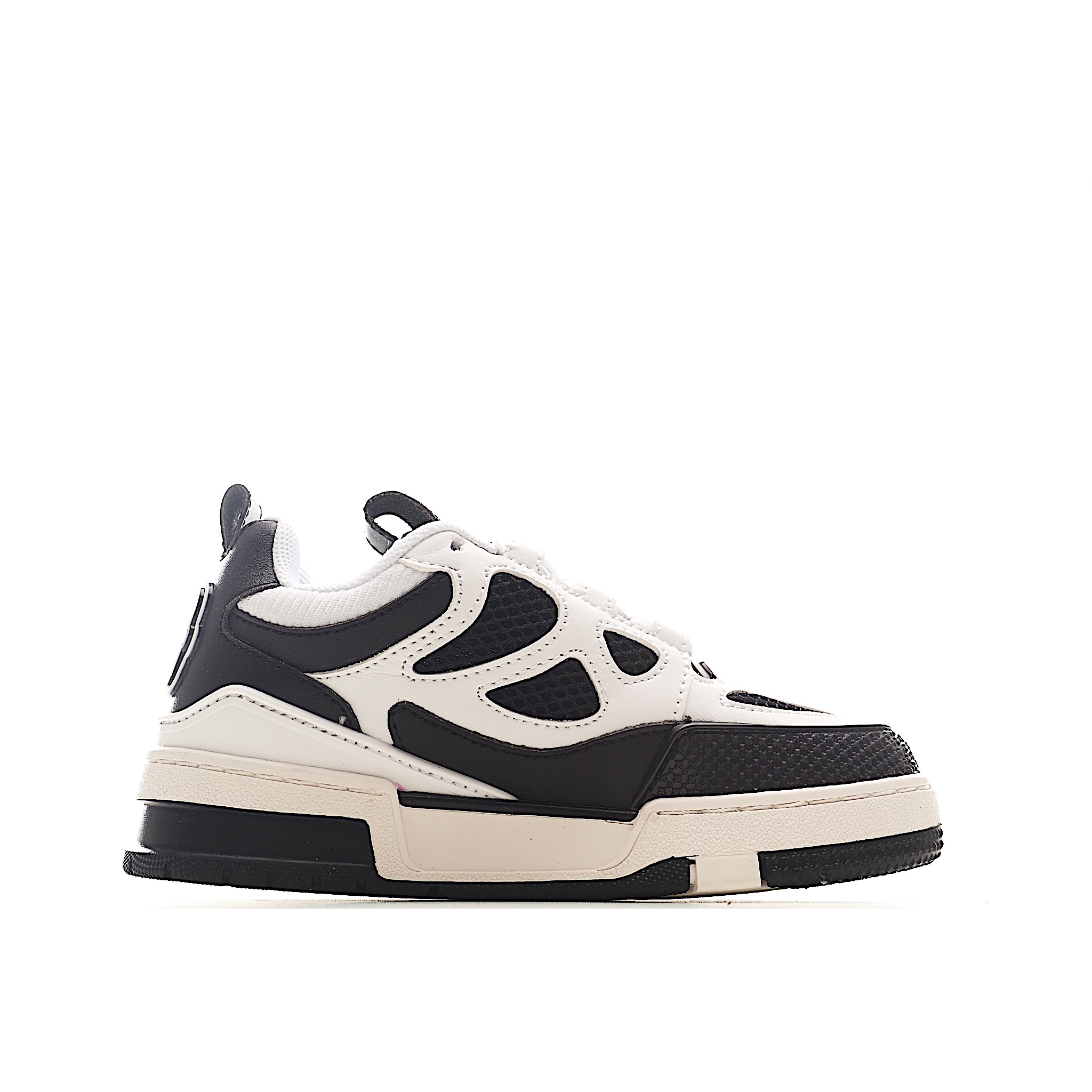 图片[2]-路家 圆头4代 系带休闲儿童鞋 此款鞋采用近几年比较流行的版型设计，外观时尚大气。鞋底采用耐磨的材质和粒面牛皮革鞋面，系带闭合方式。让您在平时生活中感觉到舒适的体验。缤纷色调点亮素色基底，展现复古篮球鞋的灵感启发。 尺码：26-37 货号：黑白色-选品中心