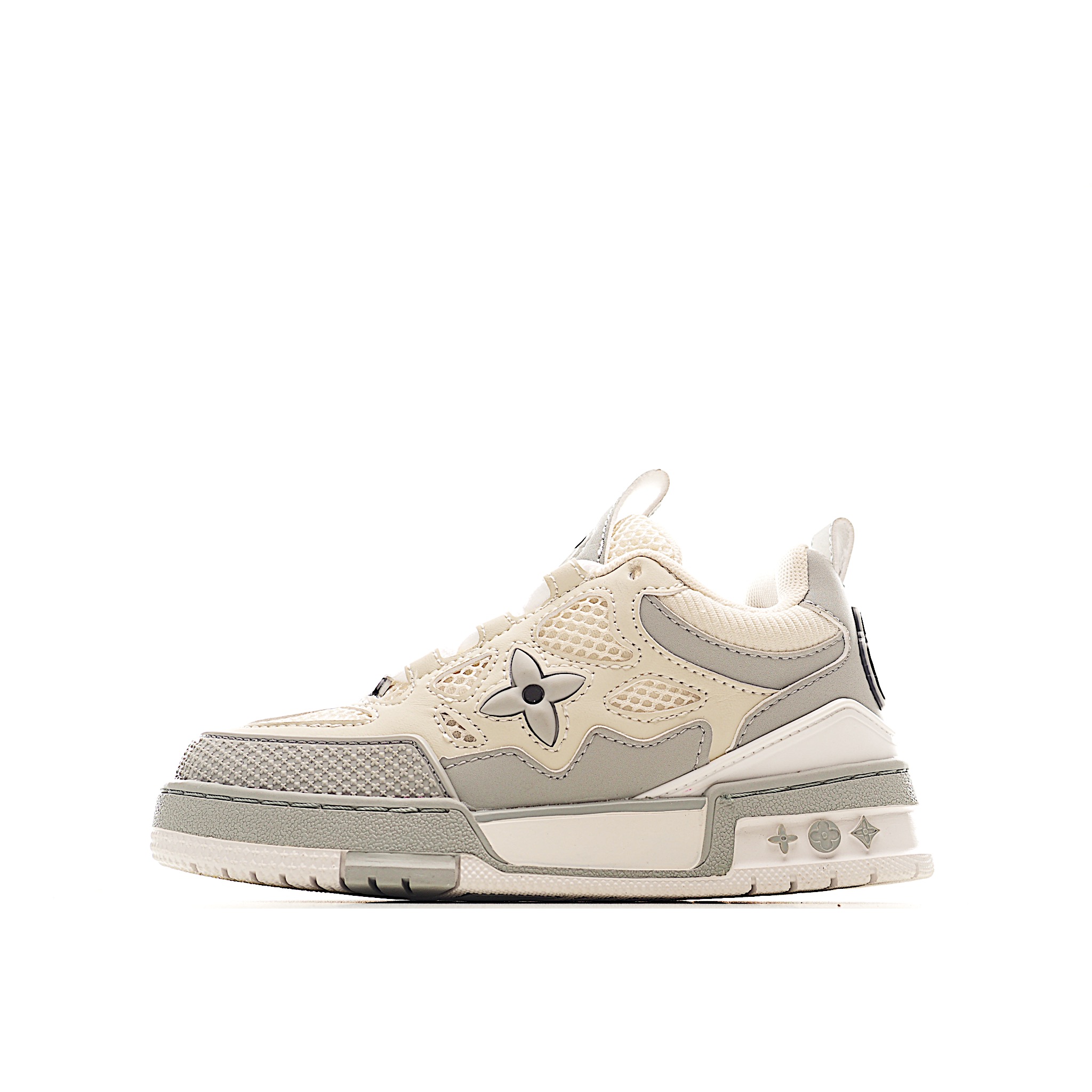 NO:639353,Lujia round toe 4th generation lace-up casual children's shoes. This shoe adopts the more popular version design in recent years and has a fashionable and elegant appearance. The sole is made of wear-resistant material and grained cow leather upper, with lace closure. It allows you to feel a comfortable experience in daily life. Colorful colors light up the plain base, showing the inspiration of retro basketball shoes. Size 26-37 Item number: gray, LV, louis vuitton, cowhide,19860909路家 圆头4代 系带休闲儿童鞋 此款鞋采用近几年比较流行的版型设计,外观时尚大气.鞋底采用耐磨的材质和粒面牛皮革鞋面,系带闭合方式.让您在平时生活中感觉到舒适的体验.缤纷色调点亮素色基底,展现复古篮球鞋的灵感启发. 尺码26-37 货号灰色,LV,louis vuitton,cowhide,,Children's