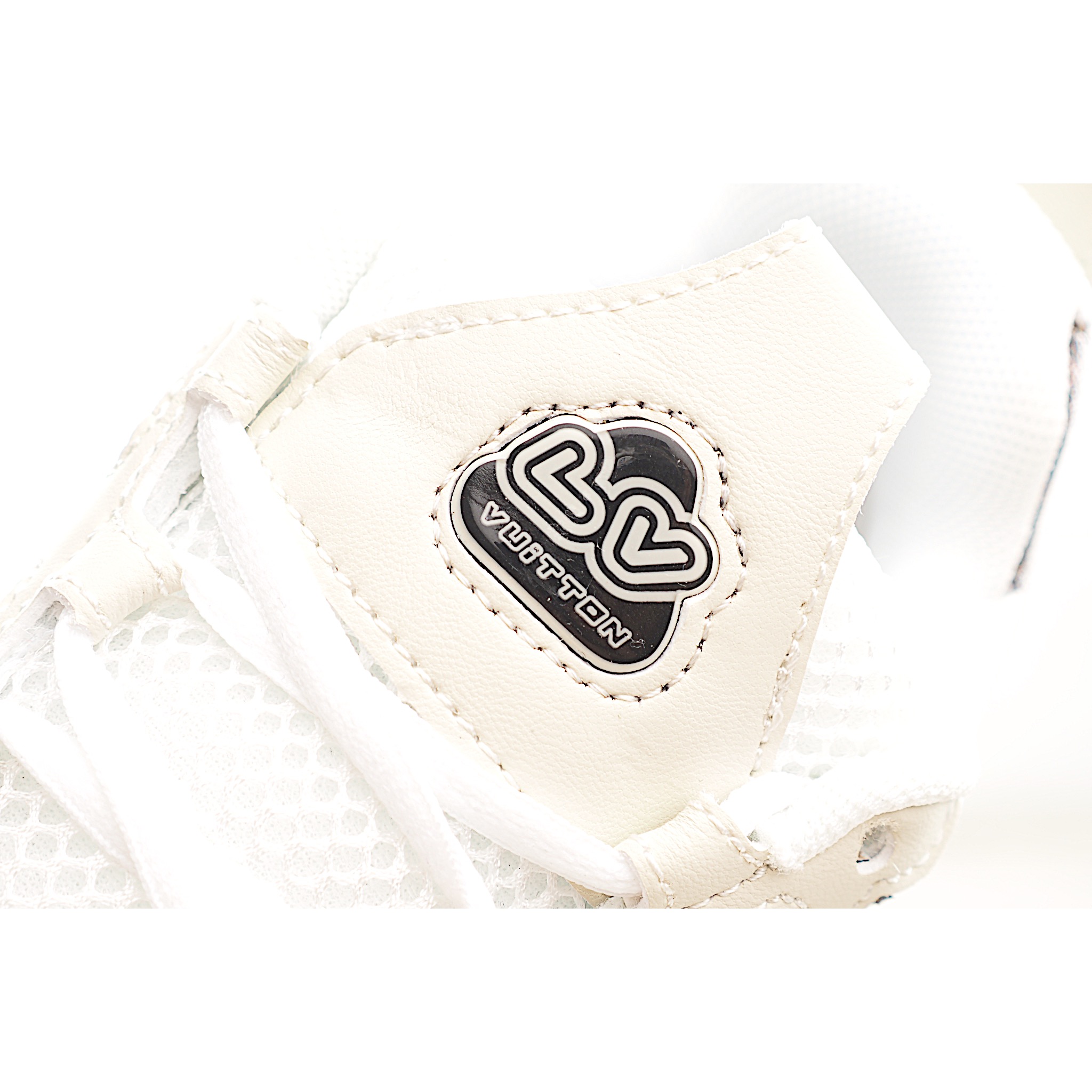 图片[5]-路家 圆头4代 系带休闲儿童鞋 此款鞋采用近几年比较流行的版型设计，外观时尚大气。鞋底采用耐磨的材质和粒面牛皮革鞋面，系带闭合方式。让您在平时生活中感觉到舒适的体验。缤纷色调点亮素色基底，展现复古篮球鞋的灵感启发。 尺码：26-37 货号：白色-选品中心