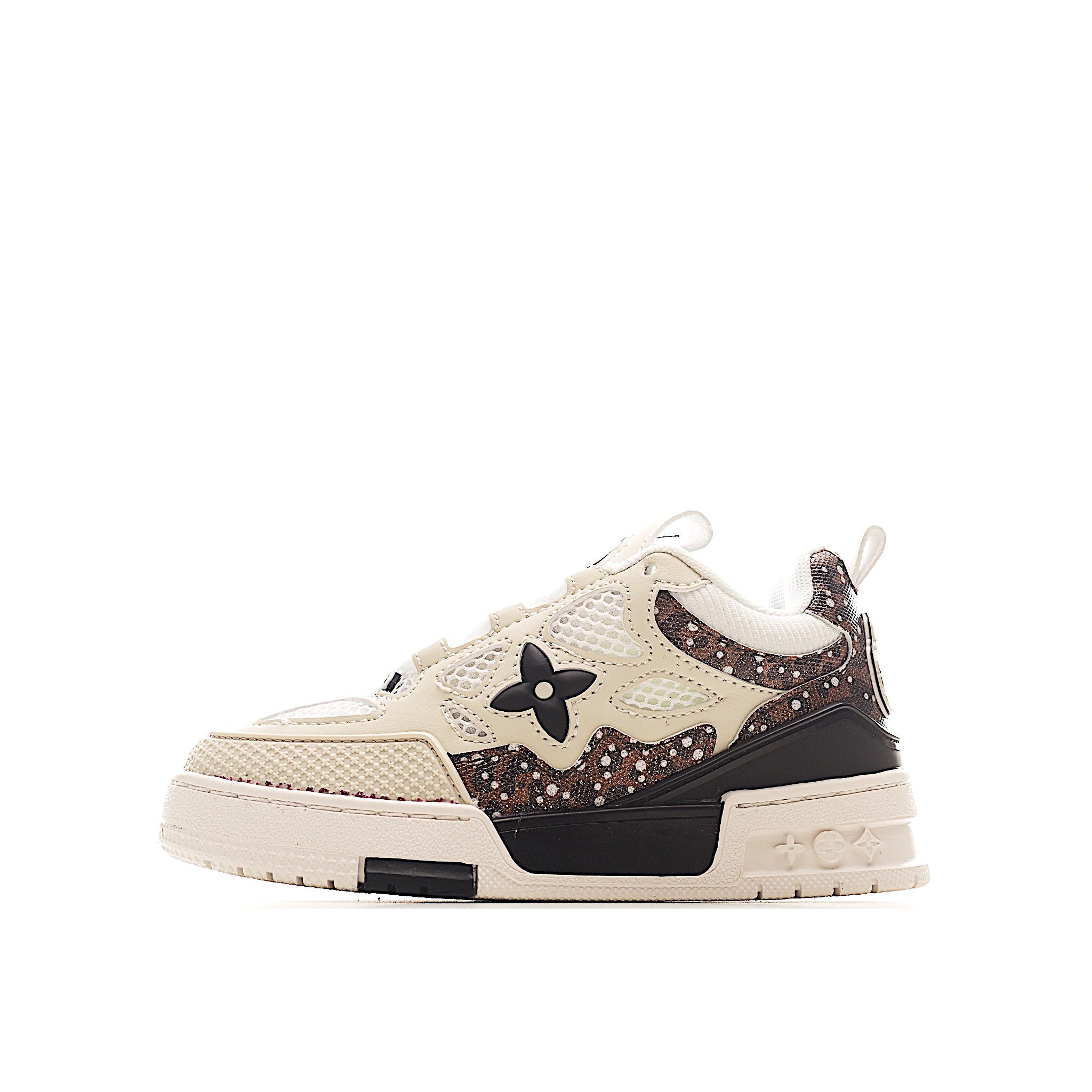 NO:639355,Lujia round toe 4th generation lace-up casual children's shoes. This shoe adopts the more popular version design in recent years and has a fashionable and elegant appearance. The sole is made of wear-resistant material and grained cow leather upper, with lace closure. It allows you to feel a comfortable experience in daily life. Colorful colors light up the plain base, showing the inspiration of retro basketball shoes. Size 26-37 Item number: white, LV, Louis Vuitton, cowhide,19860909路家 圆头4代 系带休闲儿童鞋 此款鞋采用近几年比较流行的版型设计,外观时尚大气.鞋底采用耐磨的材质和粒面牛皮革鞋面,系带闭合方式.让您在平时生活中感觉到舒适的体验.缤纷色调点亮素色基底,展现复古篮球鞋的灵感启发. 尺码26-37 货号白色,LV,louis vuitton,cowhide,,Children's