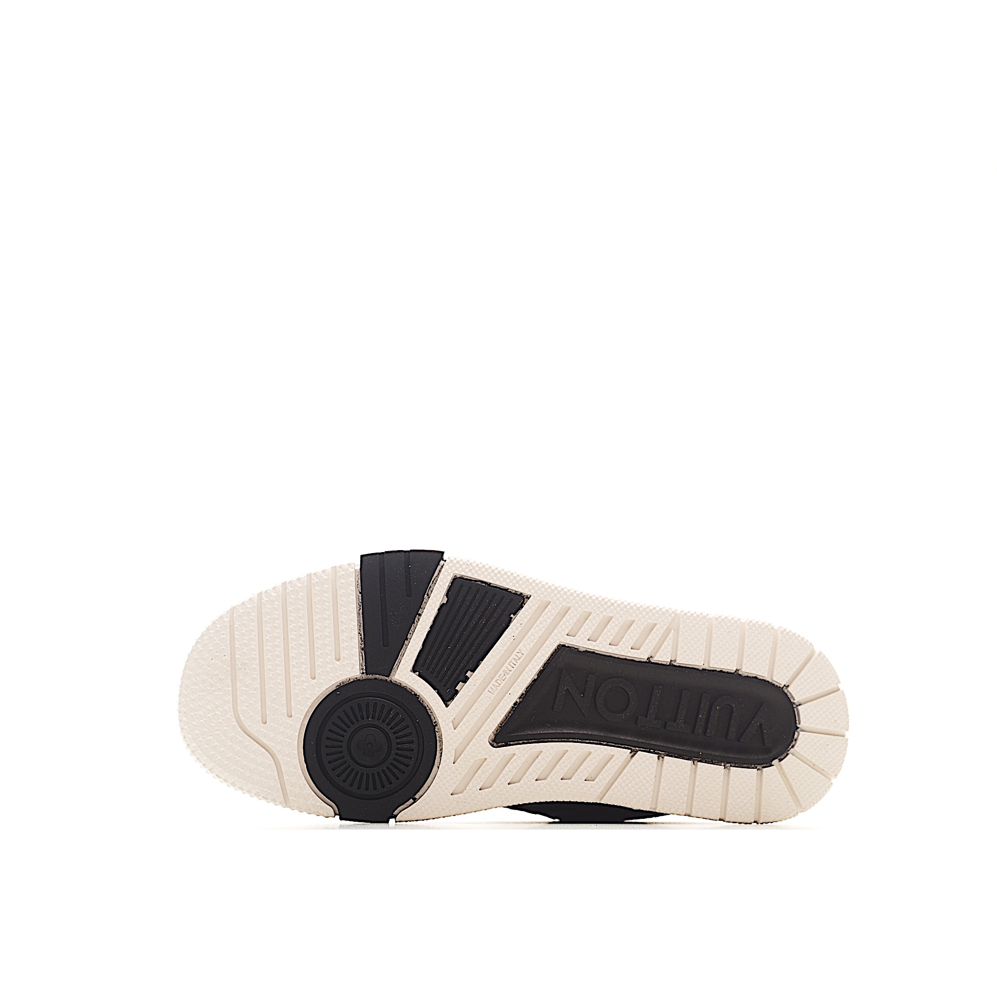 图片[8]-路家 圆头4代 系带休闲儿童鞋 此款鞋采用近几年比较流行的版型设计，外观时尚大气。鞋底采用耐磨的材质和粒面牛皮革鞋面，系带闭合方式。让您在平时生活中感觉到舒适的体验。缤纷色调点亮素色基底，展现复古篮球鞋的灵感启发。 尺码：26-37 货号：黑色-选品中心