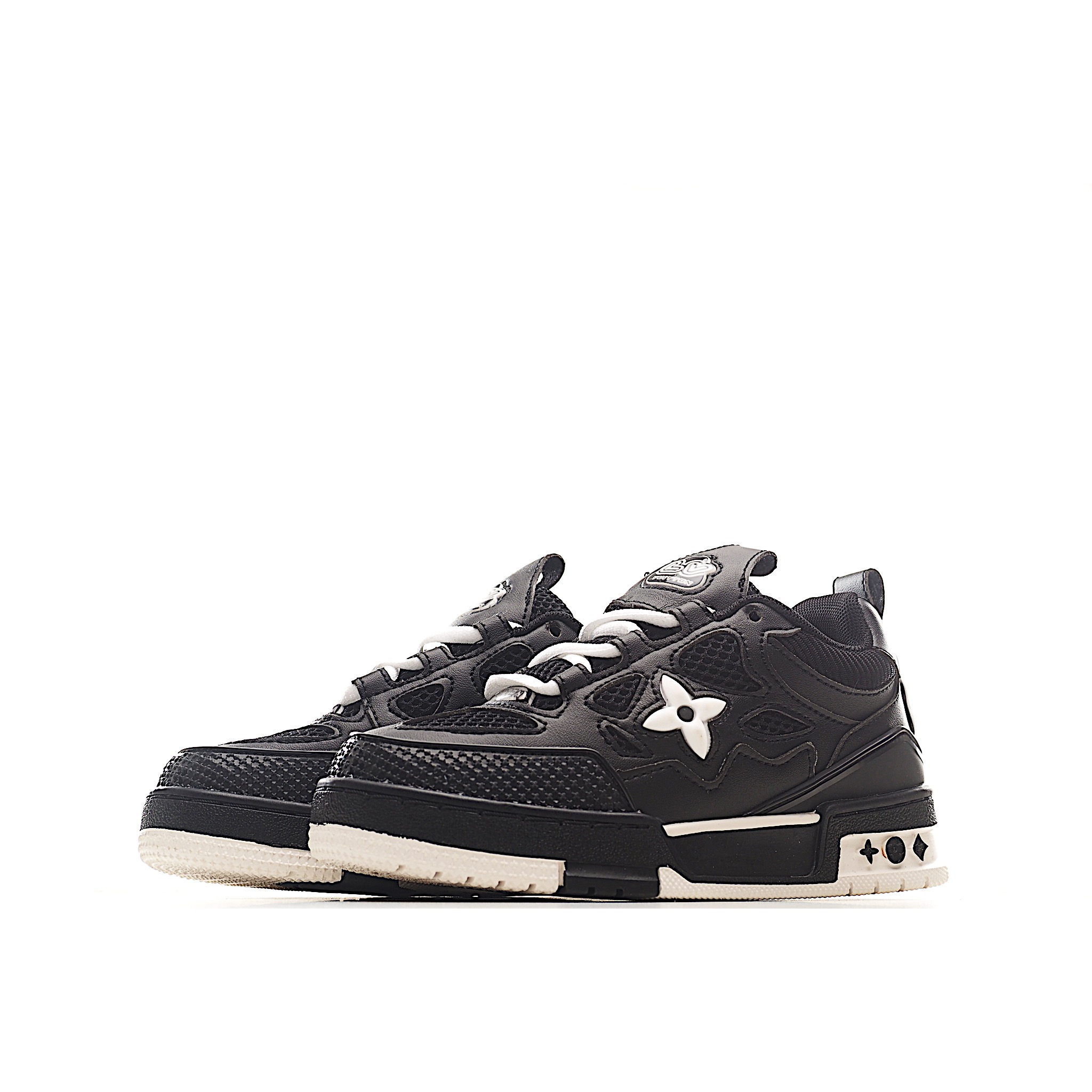 图片[3]-路家 圆头4代 系带休闲儿童鞋 此款鞋采用近几年比较流行的版型设计，外观时尚大气。鞋底采用耐磨的材质和粒面牛皮革鞋面，系带闭合方式。让您在平时生活中感觉到舒适的体验。缤纷色调点亮素色基底，展现复古篮球鞋的灵感启发。 尺码：26-37 货号：黑色-选品中心