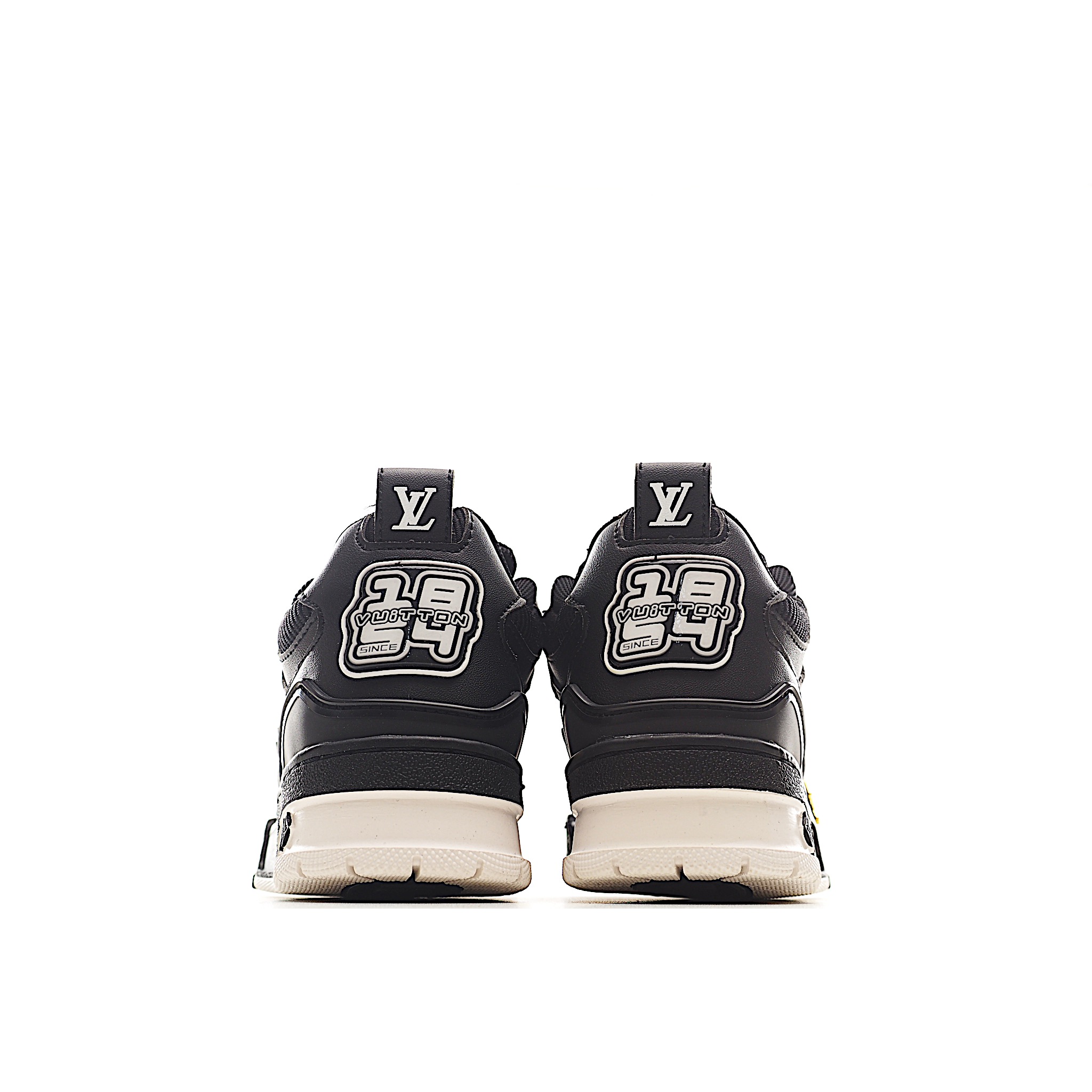 图片[4]-路家 圆头4代 系带休闲儿童鞋 此款鞋采用近几年比较流行的版型设计，外观时尚大气。鞋底采用耐磨的材质和粒面牛皮革鞋面，系带闭合方式。让您在平时生活中感觉到舒适的体验。缤纷色调点亮素色基底，展现复古篮球鞋的灵感启发。 尺码：26-37 货号：黑色-选品中心