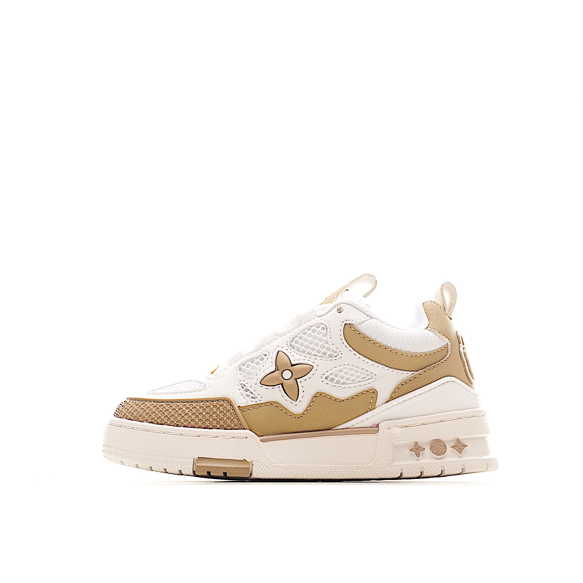 NO:639359,Lujia round-toe 4th generation lace-up casual children's shoes. This shoe adopts the more popular version design in recent years and has a fashionable and elegant appearance. The sole is made of wear-resistant material and grained cow leather upper, with lace closure. It allows you to feel a comfortable experience in daily life. Colorful colors light up the plain base, showing the inspiration of retro basketball shoes. Size 26-37 Product number white brown, LV, louis vuitton, cowhide,19860909路家 圆头4代 系带休闲儿童鞋 此款鞋采用近几年比较流行的版型设计,外观时尚大气.鞋底采用耐磨的材质和粒面牛皮革鞋面,系带闭合方式.让您在平时生活中感觉到舒适的体验.缤纷色调点亮素色基底,展现复古篮球鞋的灵感启发. 尺码26-37 货号白棕色,LV,louis vuitton,cowhide,,Children's