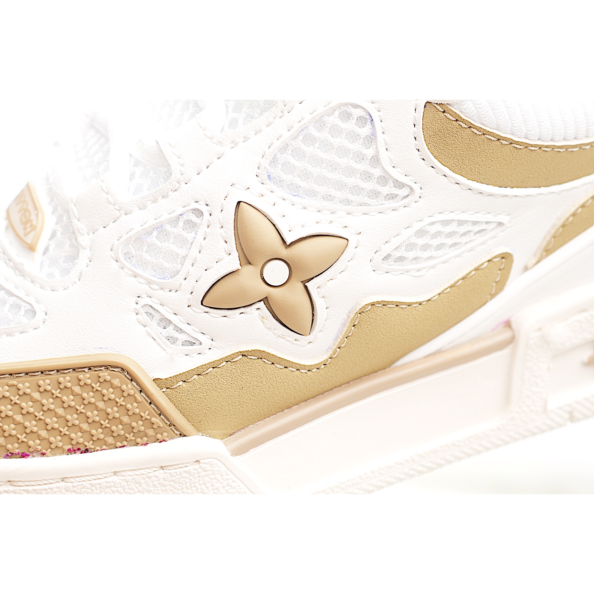 图片[6]-路家 圆头4代 系带休闲儿童鞋 此款鞋采用近几年比较流行的版型设计，外观时尚大气。鞋底采用耐磨的材质和粒面牛皮革鞋面，系带闭合方式。让您在平时生活中感觉到舒适的体验。缤纷色调点亮素色基底，展现复古篮球鞋的灵感启发。 尺码：26-37 货号：白棕色-选品中心