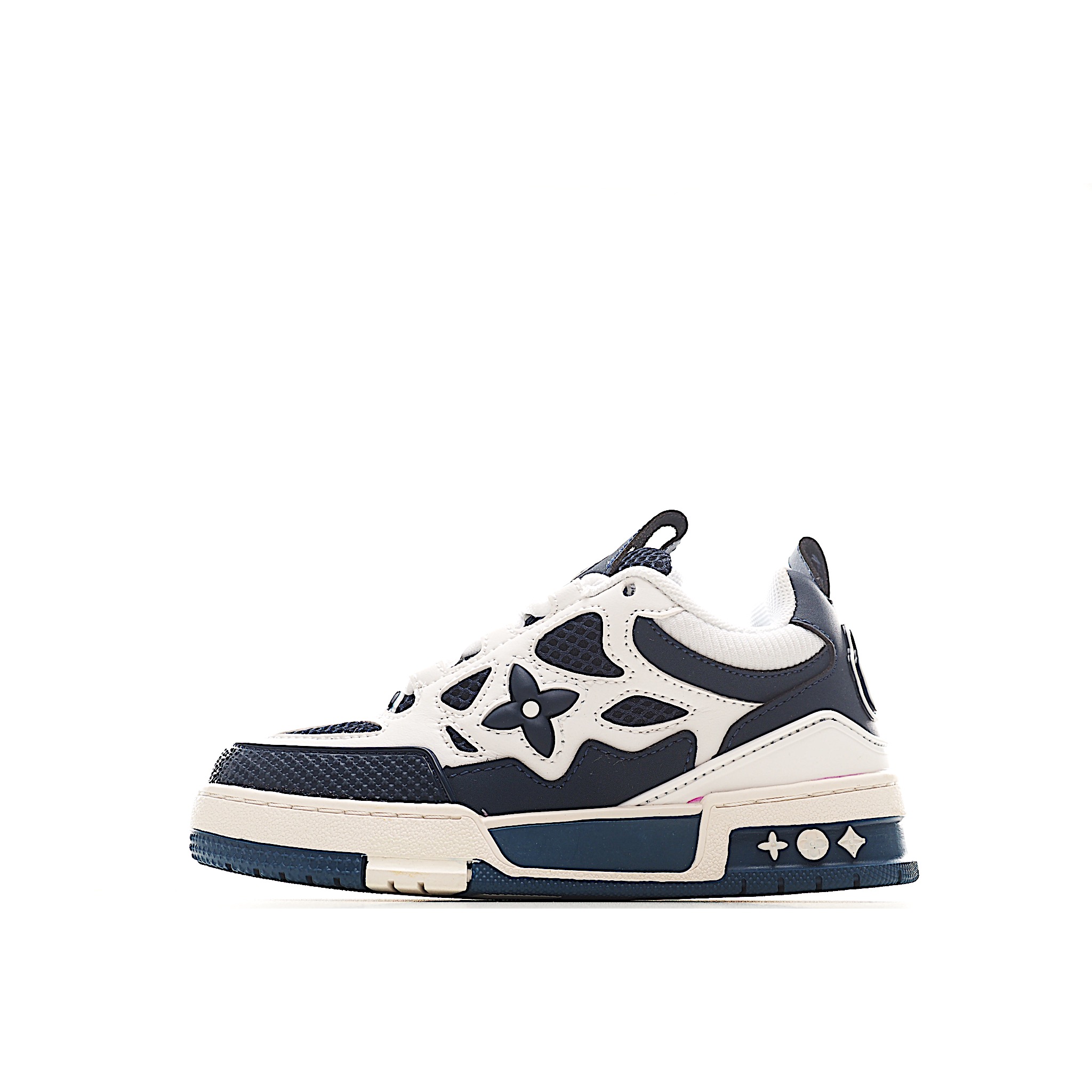 NO:639360,Lujia round toe 4th generation lace-up casual children's shoes. This shoe adopts the more popular version design in recent years, with a fashionable and elegant appearance. The sole is made of wear-resistant material and grained cow leather upper, with lace closure. It allows you to feel a comfortable experience in daily life. Colorful colors light up the plain base, showing the inspiration of retro basketball shoes. Size 26-37 Item No. blue and white, LV, Louis Vuitton, cowhide,19860909路家 圆头4代 系带休闲儿童鞋 此款鞋采用近几年比较流行的版型设计,外观时尚大气.鞋底采用耐磨的材质和粒面牛皮革鞋面,系带闭合方式.让您在平时生活中感觉到舒适的体验.缤纷色调点亮素色基底,展现复古篮球鞋的灵感启发. 尺码26-37 货号蓝白色,LV,louis vuitton,cowhide,,Children's