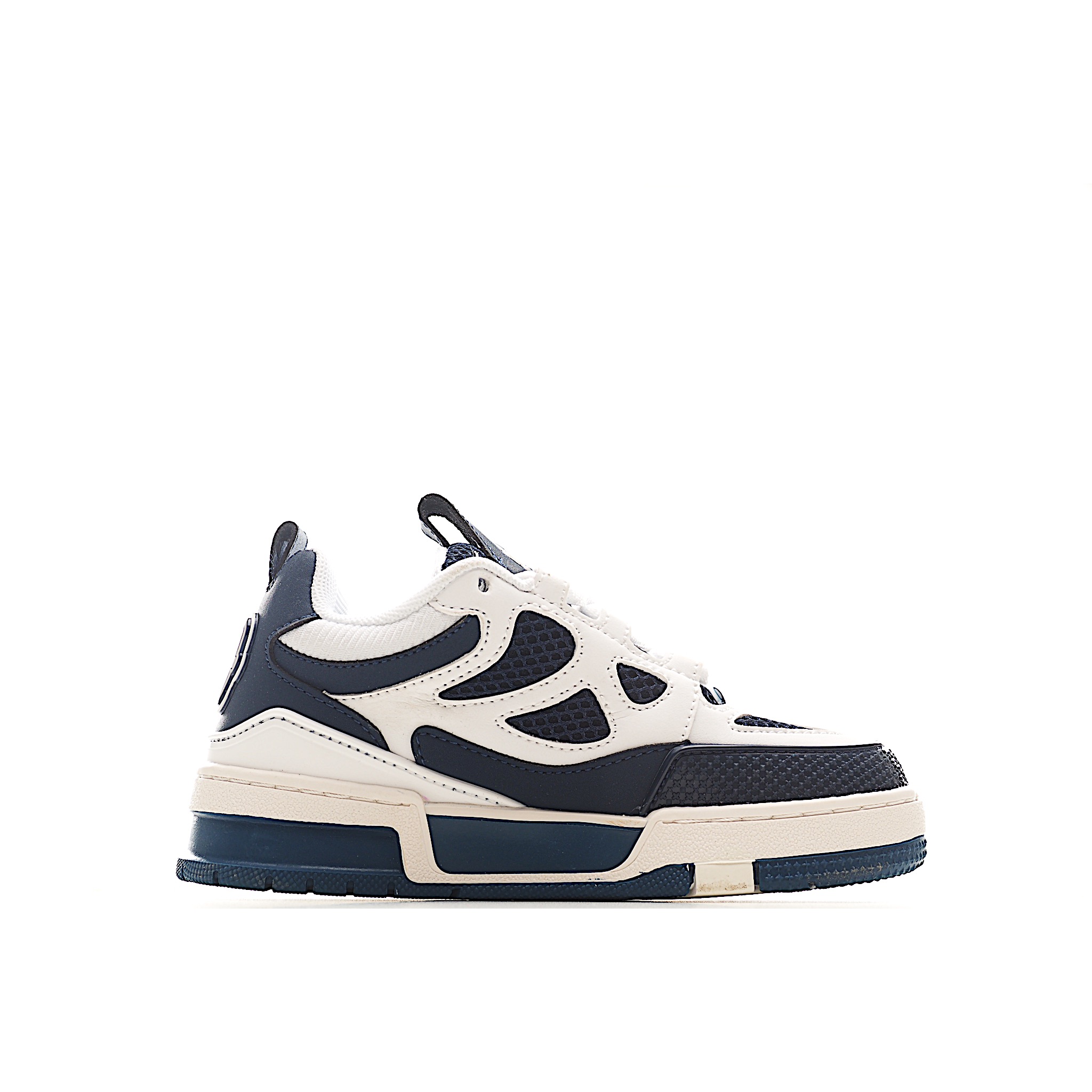 图片[2]-路家 圆头4代 系带休闲儿童鞋 此款鞋采用近几年比较流行的版型设计，外观时尚大气。鞋底采用耐磨的材质和粒面牛皮革鞋面，系带闭合方式。让您在平时生活中感觉到舒适的体验。缤纷色调点亮素色基底，展现复古篮球鞋的灵感启发。 尺码：26-37 货号：蓝白色-选品中心