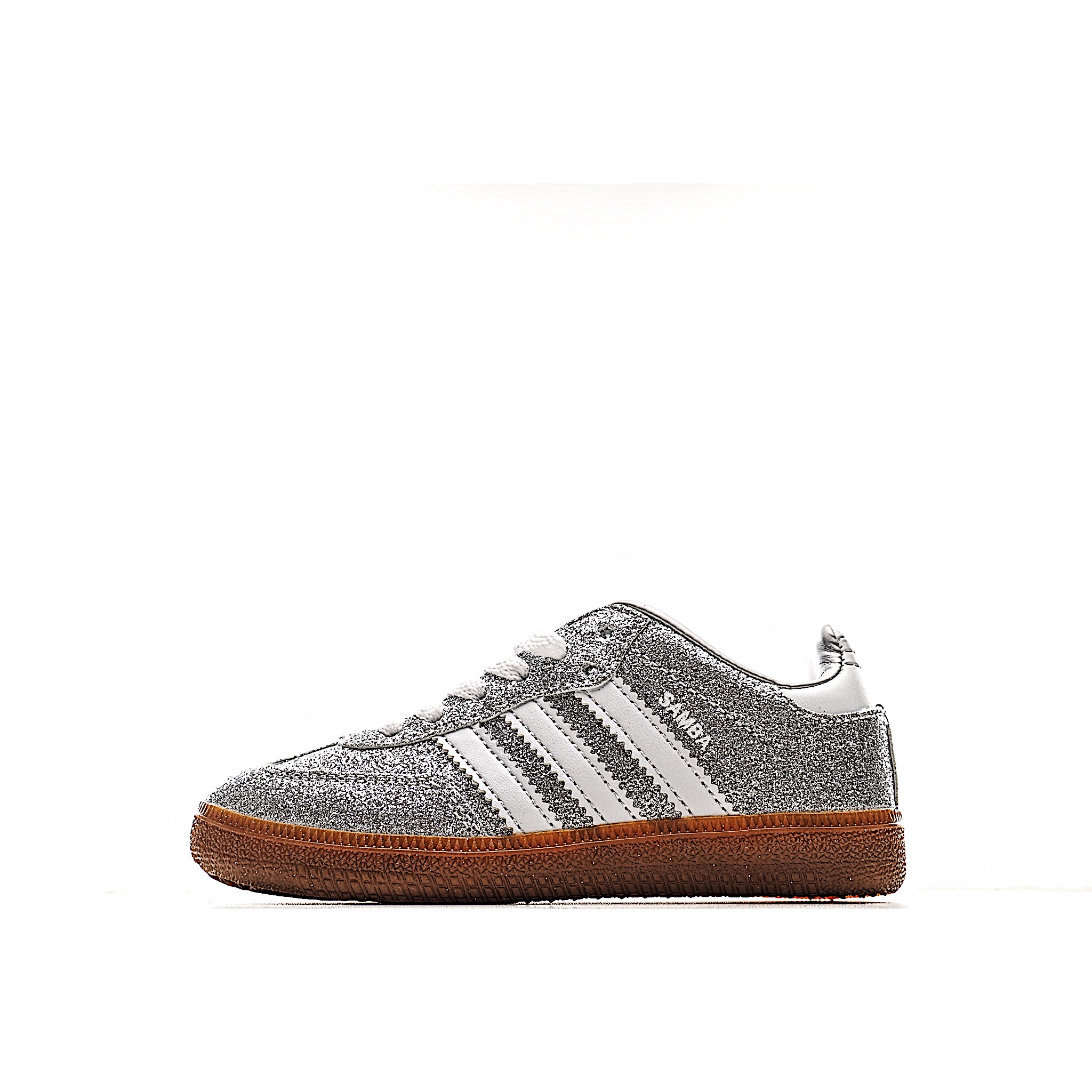 NO:762854,AD Dexun Pony Hair Low-Top Kids Casual Shoes If you go back to the 1990s, you'll find pro football players wearing sambas, just like these baby shoes, almost like they do. Sized down to fit a child, they feature a soft insole for comfort during all-day play. The leather upper, gum rubber sole, and 3-Stripes keep things classic. Item No. 6264, Sizes 22-37, adidas,19860909AD 德训 马毛低帮儿童休闲鞋 如果你回到 年代,你会发现职业足球运动员穿着桑巴,就像这些婴儿鞋一样,几乎就像他们一样.尺寸缩小适合儿童,配有柔软的鞋垫,在全天玩耍时感觉舒适.皮革鞋面、胶橡胶鞋底和3条纹保持经典. 货号6264 尺码22-37,阿迪达斯,,Children's
