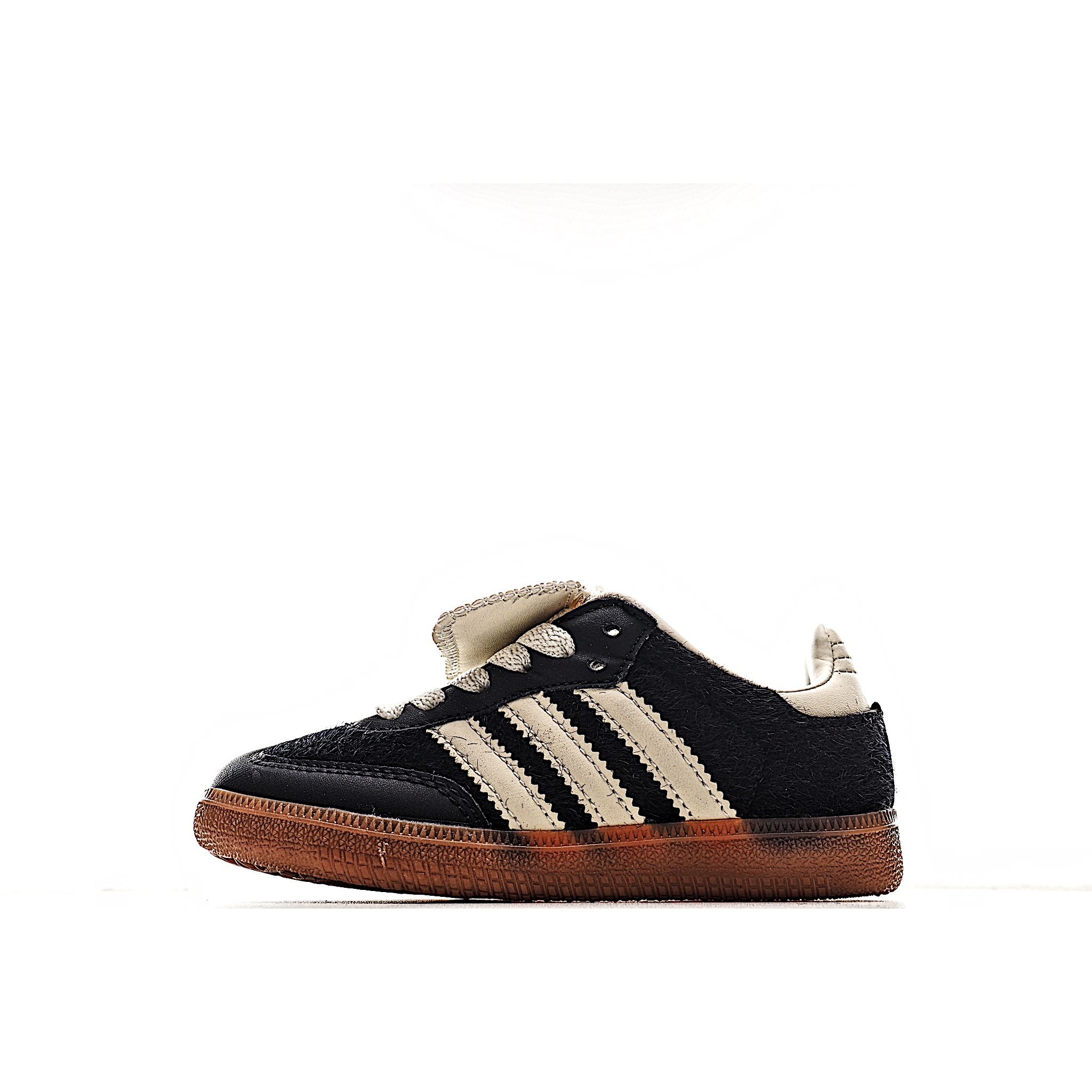 NO:762811,AD Dexun Horsehair Low-Top Kids Casual Shoes If you go back to the 1990s, you'll find professional football players wearing sambas, just like these baby shoes, almost like they do. Sized down to fit a child, they feature a soft insole for comfort during all-day play. The leather upper, gum rubber sole, and 3-Stripes keep things classic. Item Number: Sizes 22-37, adidas,19860909AD 德训 马毛低帮儿童休闲鞋 如果你回到 年代,你会发现职业足球运动员穿着桑巴,就像这些婴儿鞋一样,几乎就像他们一样.尺寸缩小适合儿童,配有柔软的鞋垫,在全天玩耍时感觉舒适.皮革鞋面、胶橡胶鞋底和3条纹保持经典. 货号 尺码22-37,阿迪达斯,,Children's