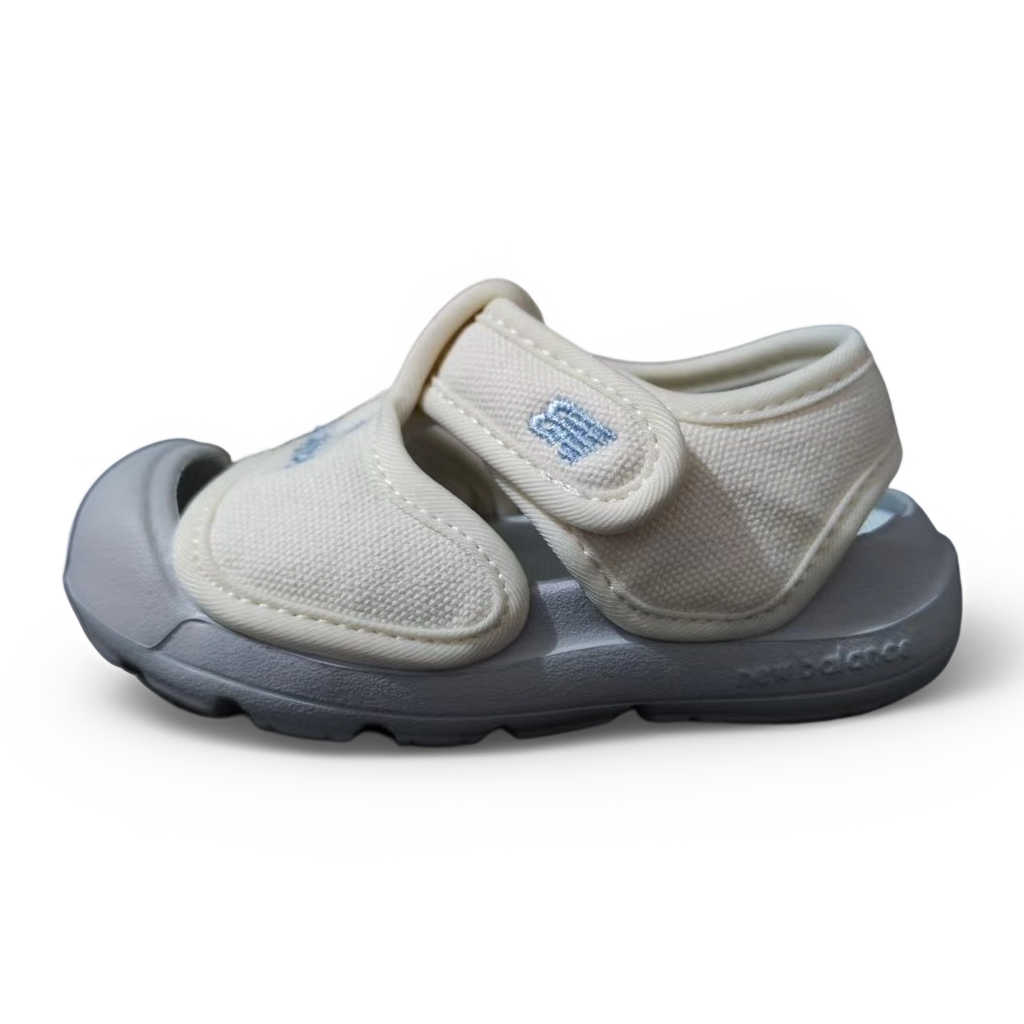NO:811570,The NB series of children's toe-cap summer sandals have a cap-toe and toe-protecting design that can prevent children from stubbing their toes when playing and are more suitable for younger children. The Velcro opening and closing design is convenient for children to put on and take off independently, and the tightness and fit can also be adjusted according to the foot shape. The soft sole + leather upper has a comfortable foot feel and is suitable for children's daily activities and playing outside. It is a very suitable children's sandal for summer. Size: 21-27, Nb sandals, sandals,19860909NB系列的儿童包头夏季凉鞋包头护趾设计,可以避免孩子玩耍时脚趾磕碰受伤,更适合低龄儿童.采用魔术贴开合设计,方便孩子自主穿脱,也可以根据脚型调整松紧贴合度.软质鞋底+皮质鞋面,脚感舒适,适配儿童日常活动、外出玩耍,是很适合夏季的儿童凉鞋. 尺码；21-27,Nb凉拖,sandals,,Children's