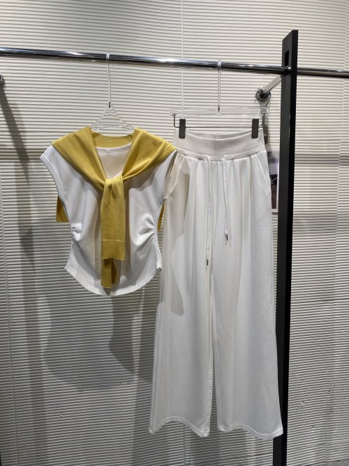 Women's 3-Piece Set: Sleeveless Top, Knit Scarf, Wide-Leg Pants - Chic & Comfy 1 Women's 3-Piece Set: Sleeveless Top, Knit Scarf, Wide-Leg Pants - Chic & Comfy